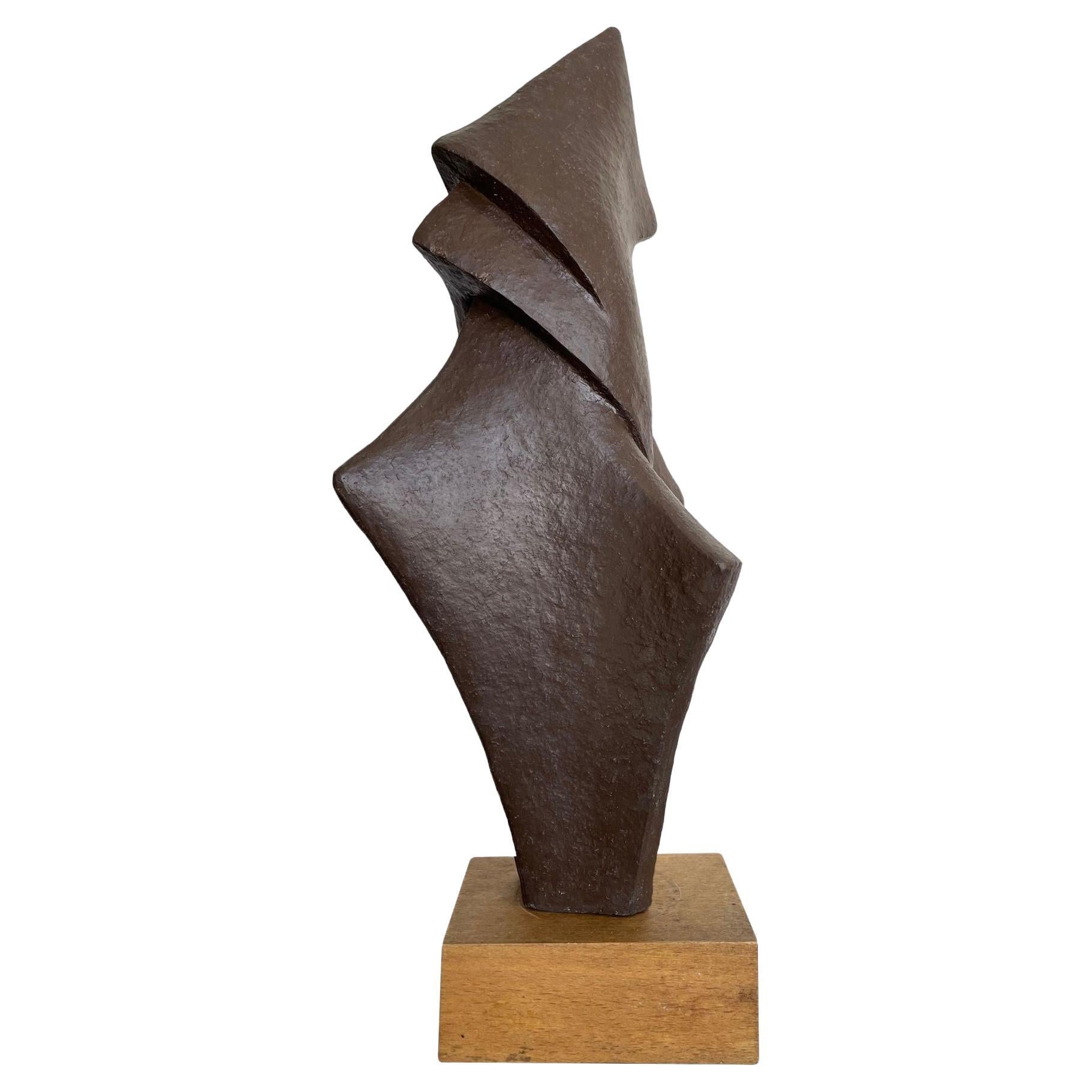 Una escultura abstracta de cerámica belga de los años 60 con acabado de estilo bronce texturado