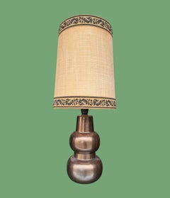 Eine französische Keramiklampe aus den 1960er Jahren mit originalem hessischem Schirm