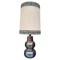 Eine französische Keramiklampe aus den 1960er Jahren mit originalem hessischem Schirm