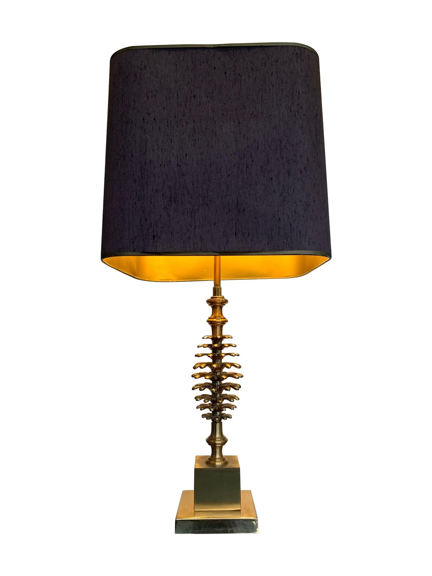 Français Lampes en forme de corne de pin en laiton de style Maison Charles des années 1960 avec abat-jour d'original en vente