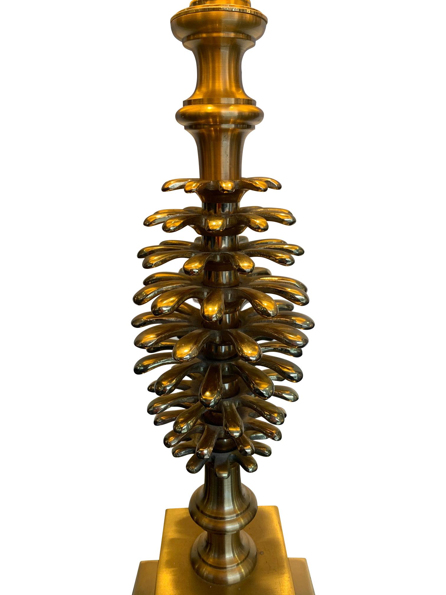 Lampes en forme de corne de pin en laiton de style Maison Charles des années 1960 avec abat-jour d'original Bon état - En vente à London, GB