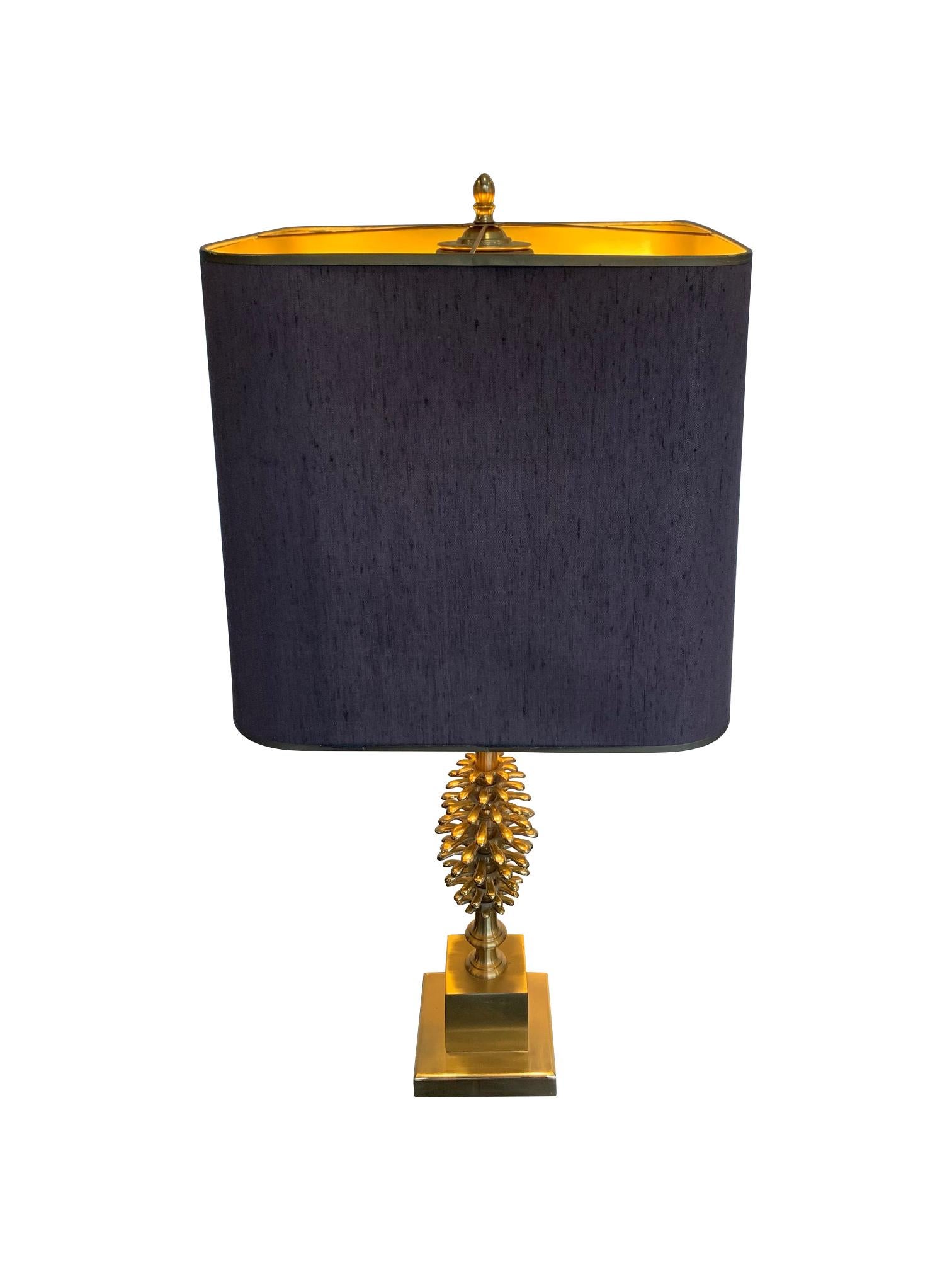 Milieu du XXe siècle Lampes en forme de corne de pin en laiton de style Maison Charles des années 1960 avec abat-jour d'original en vente
