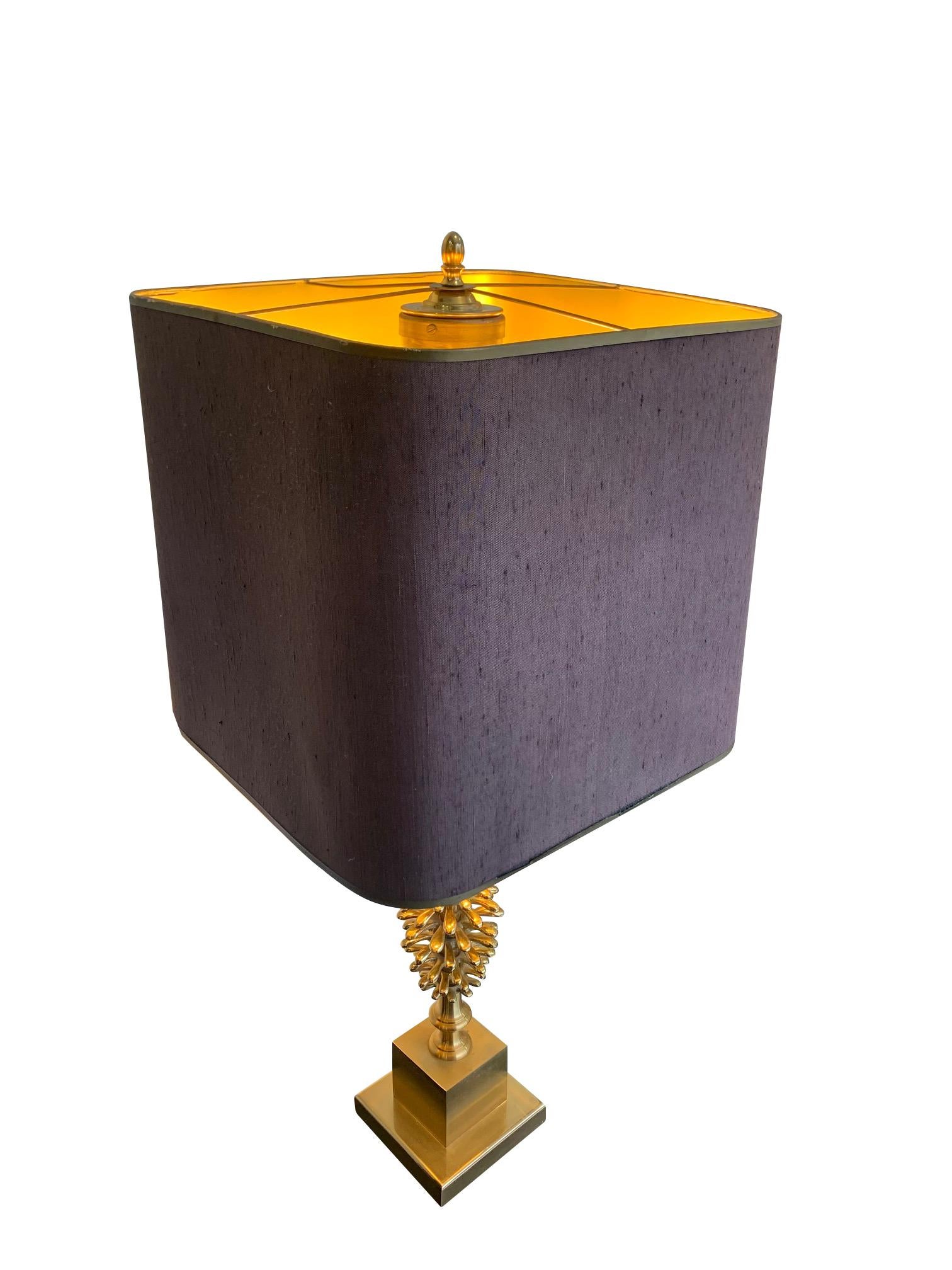 Laiton Lampes en forme de corne de pin en laiton de style Maison Charles des années 1960 avec abat-jour d'original en vente