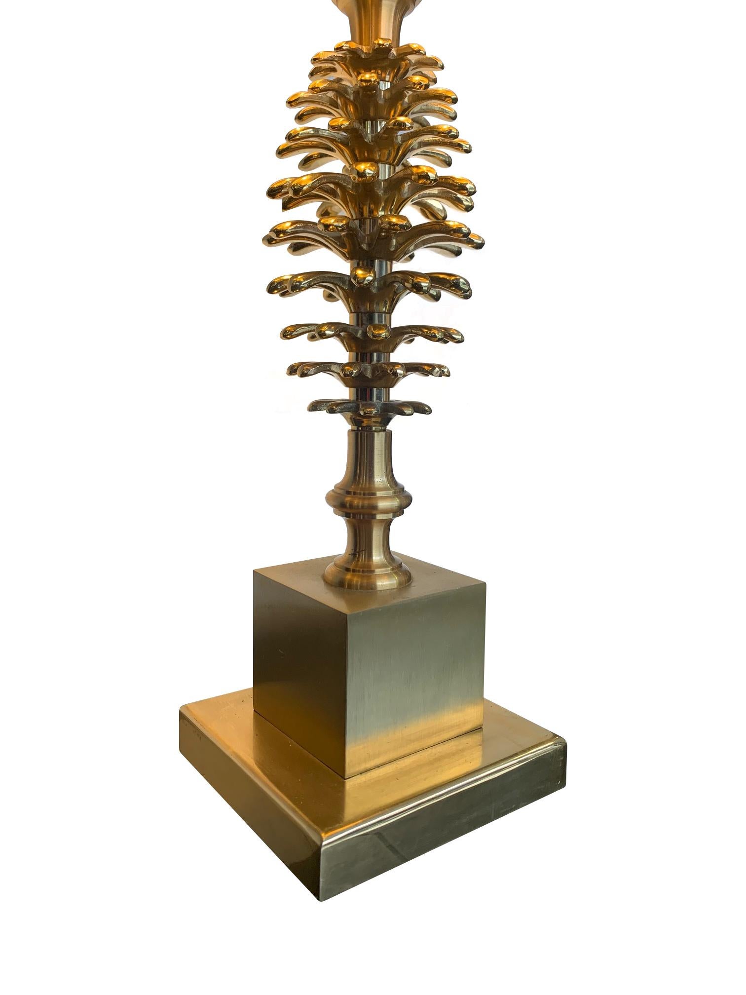 Lampes en forme de corne de pin en laiton de style Maison Charles des années 1960 avec abat-jour d'original en vente 2