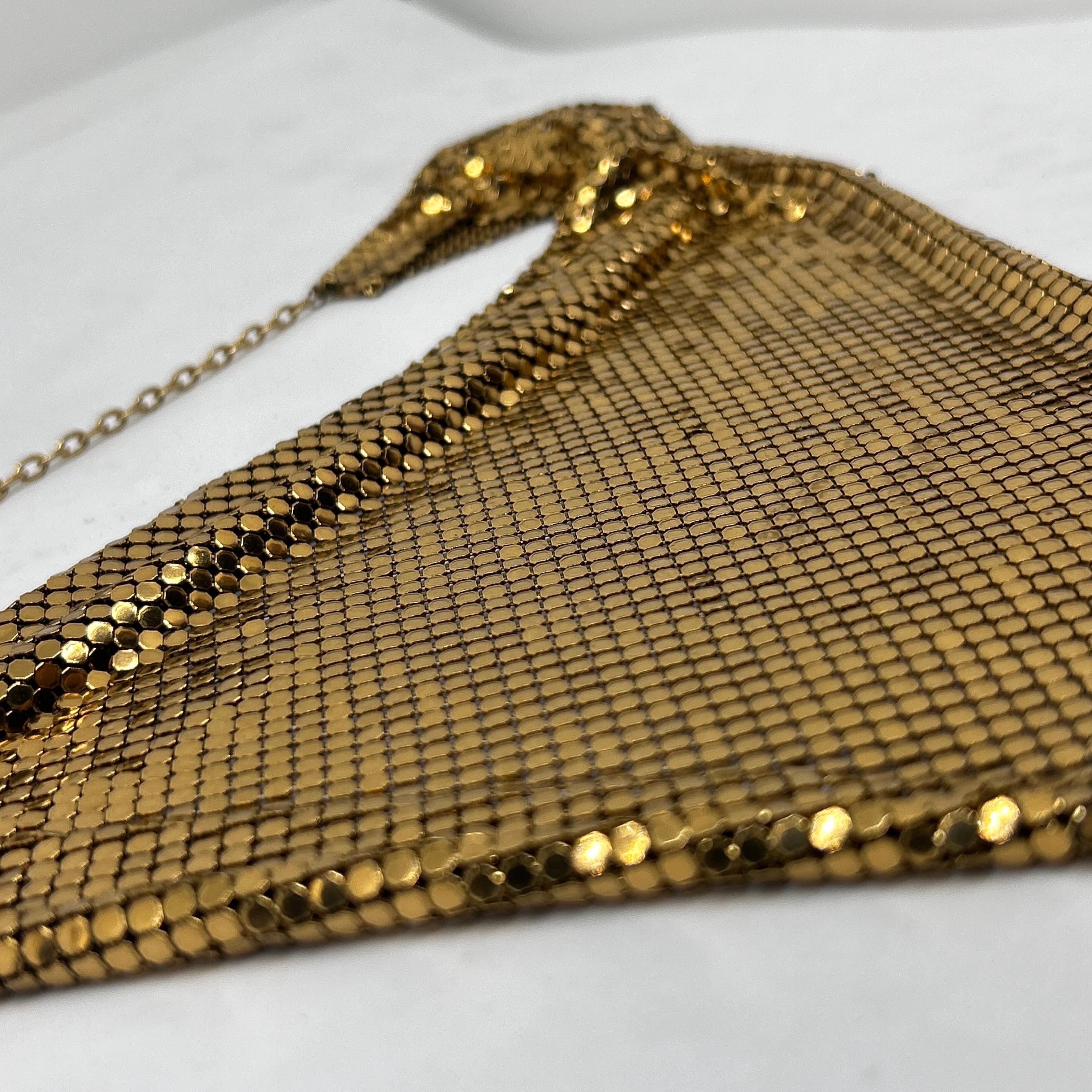Neoegizio Un accessorio per collana italiano a maglia dorata degli anni '60 in vendita