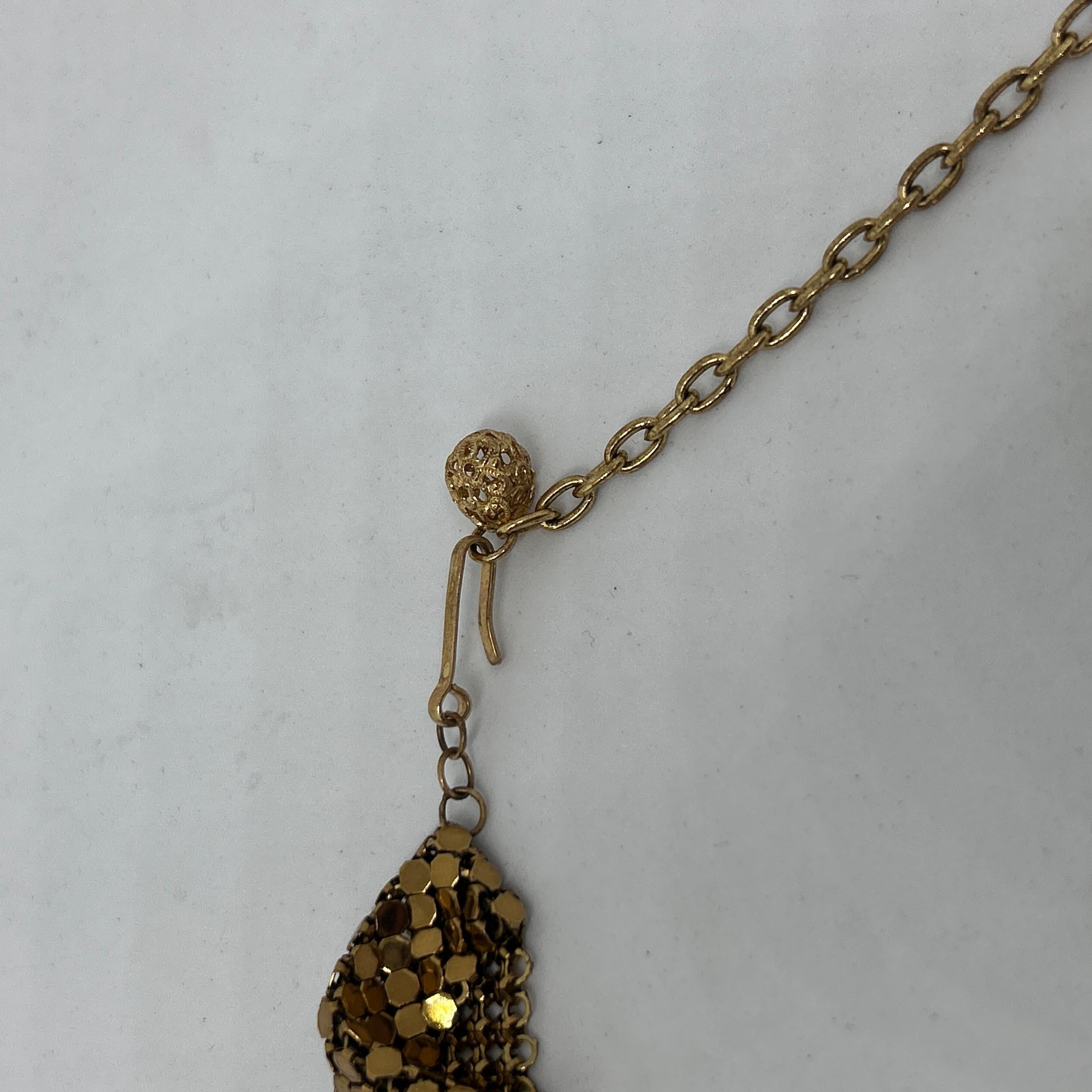Un accessorio per collana italiano a maglia dorata degli anni '60 In condizioni buone in vendita a Aci Castello, IT