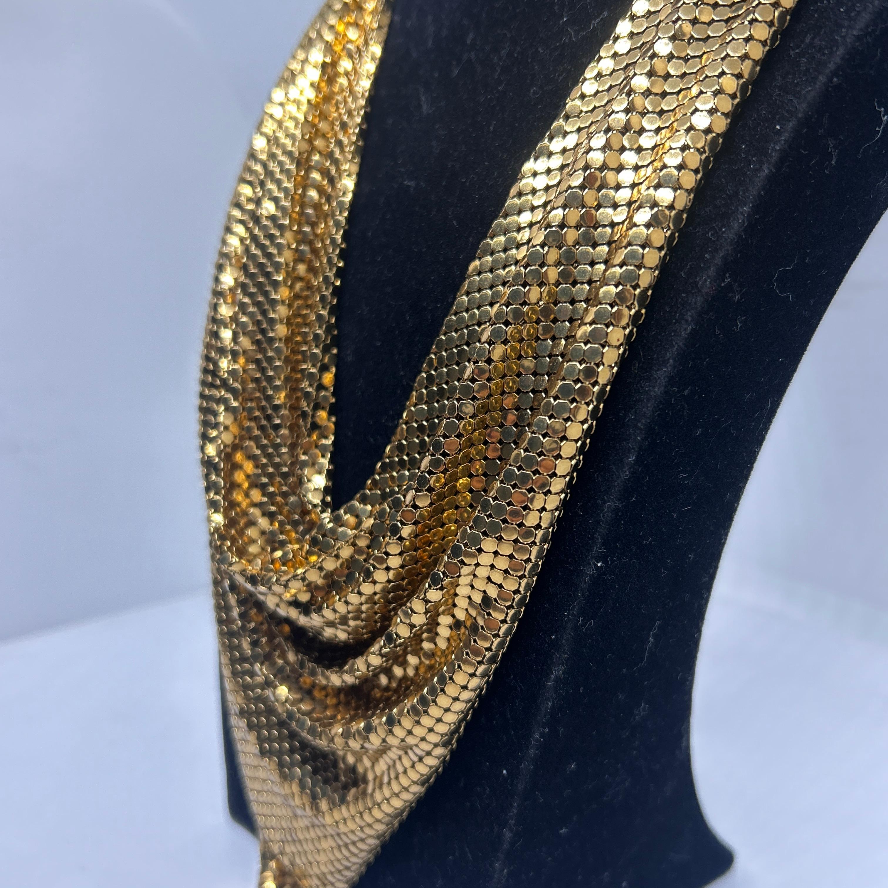 Donna Un accessorio per collana italiano a maglia dorata degli anni '60 in vendita