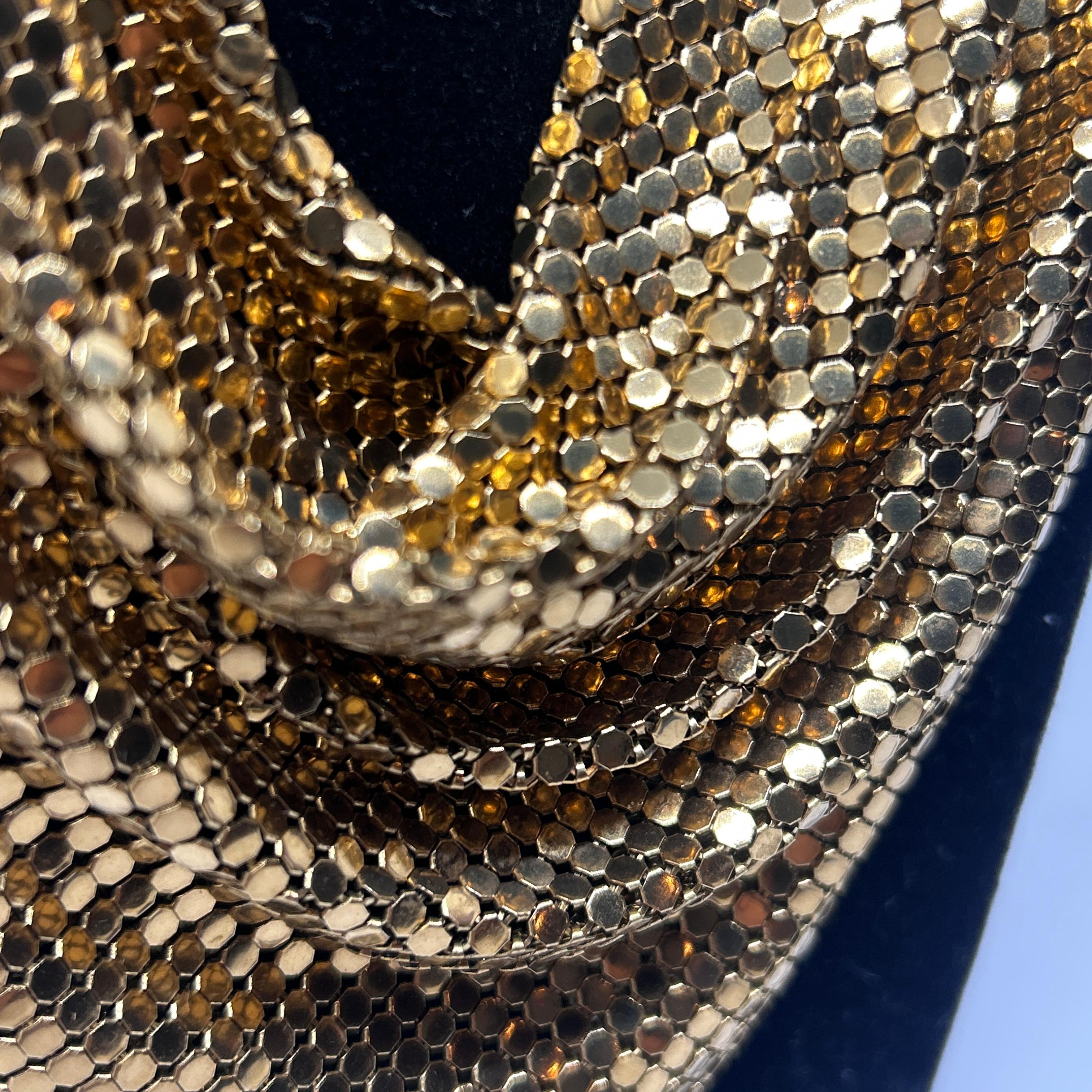 Un accessorio per collana italiano a maglia dorata degli anni '60 in vendita 1