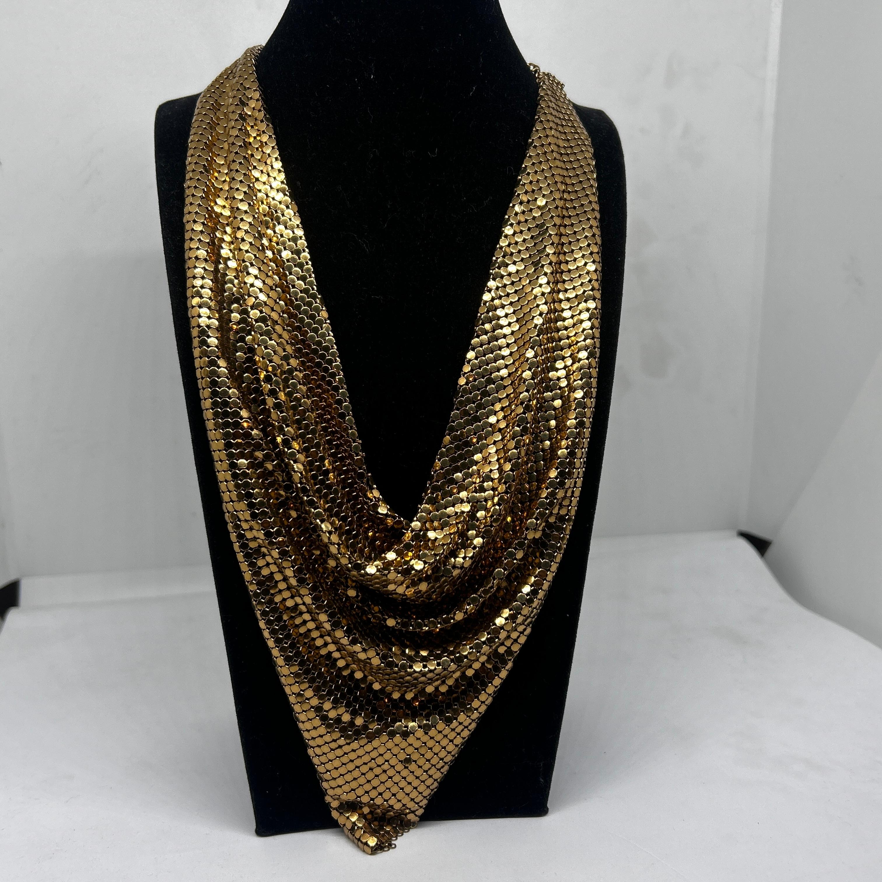 Un accessorio per collana italiano a maglia dorata degli anni '60 in vendita 2