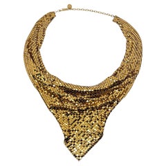 Un accesorio de collar italiano de malla dorada de los años 60