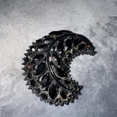 Spilla nera a mezzaluna in stile gotico revival del 1960