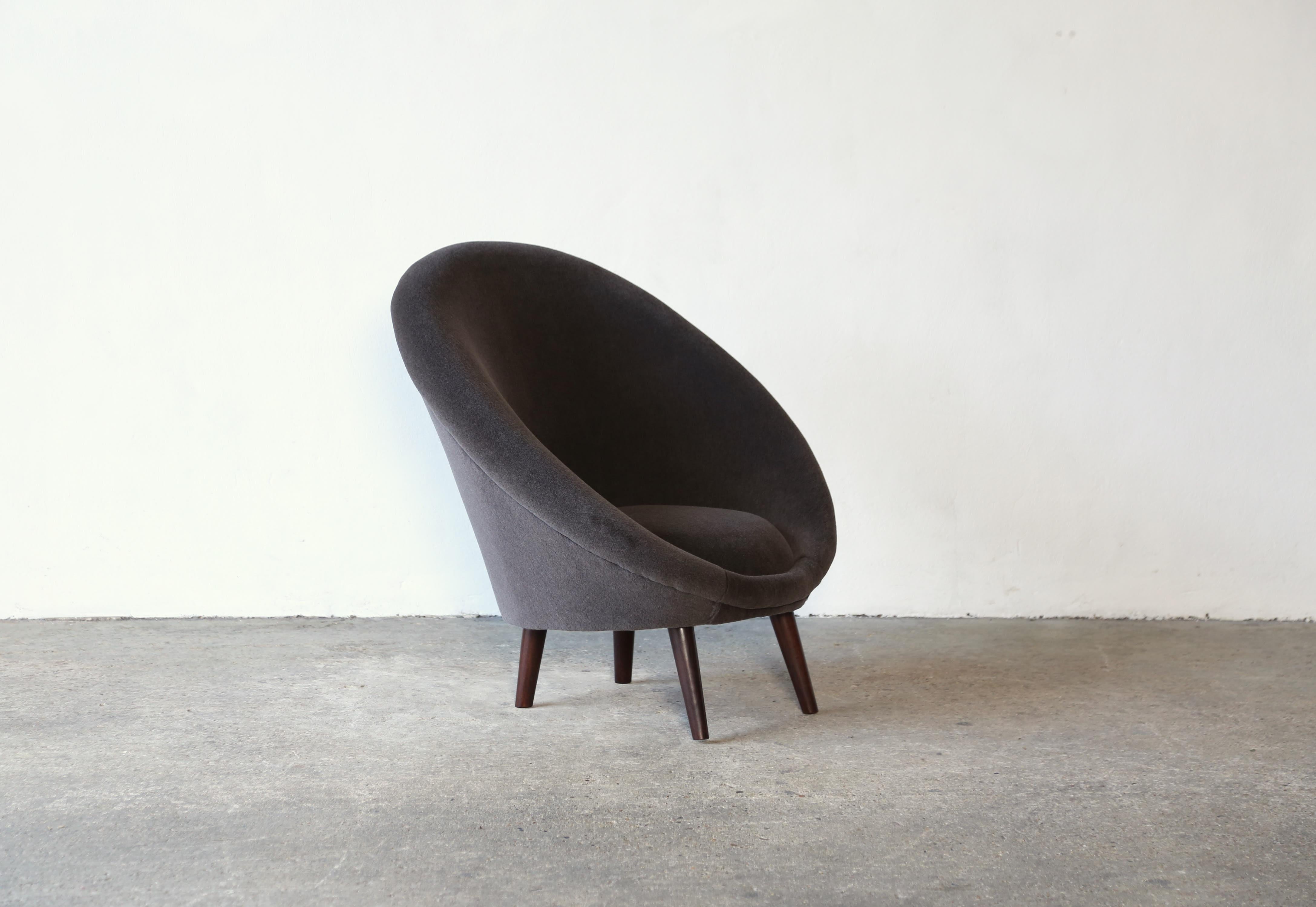 A 1960s Italian Egg Chair, Newly Upholstered in Alpaca 8
