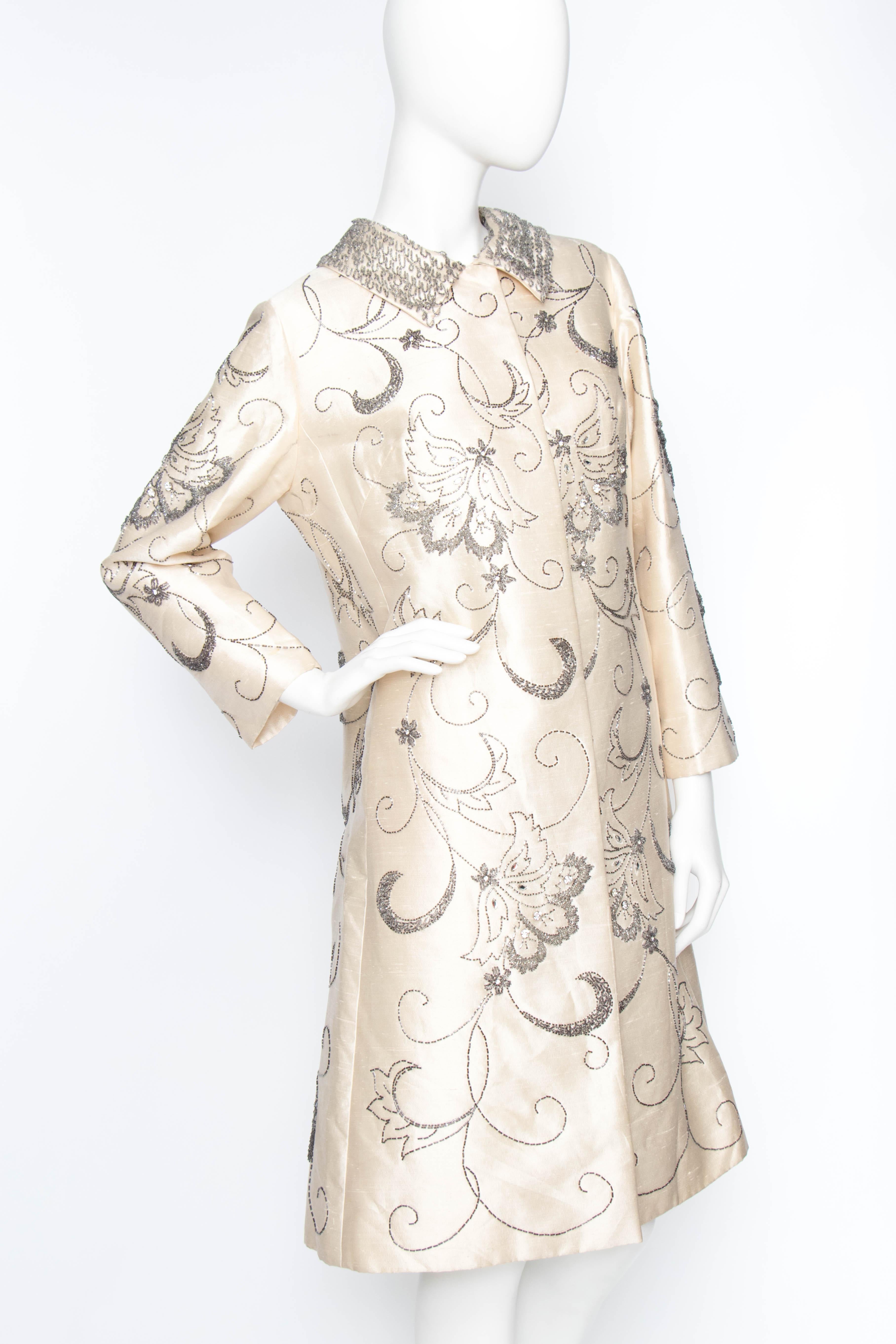 A 1960s Ivory Silk Couture Coat With Beads and Embellishment In Good Condition In Copenhagen, DK