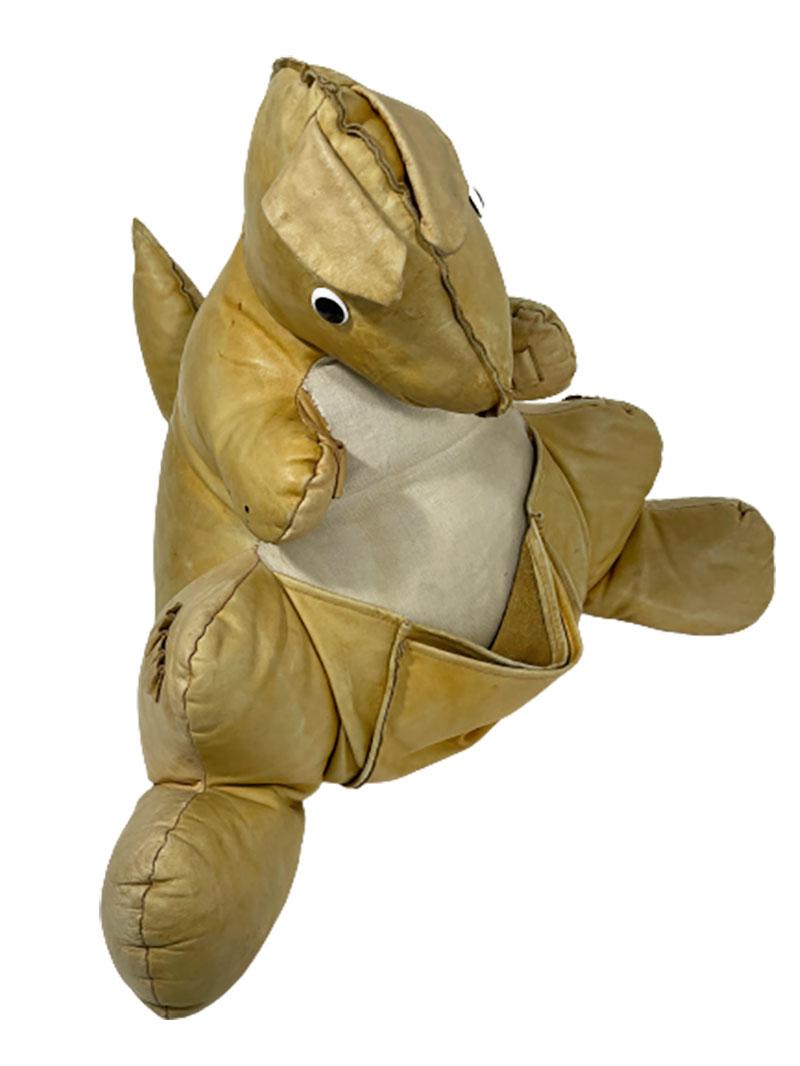 Une figurine d'animal kangourou en cuir de porte-magazines des années 1960

Une figurine d'animal kangourou en cuir de porte-revue des années 1960 avec des porte-stylos en cuir à divers endroits et le ventre sert de porte-revue. Le kangourou est