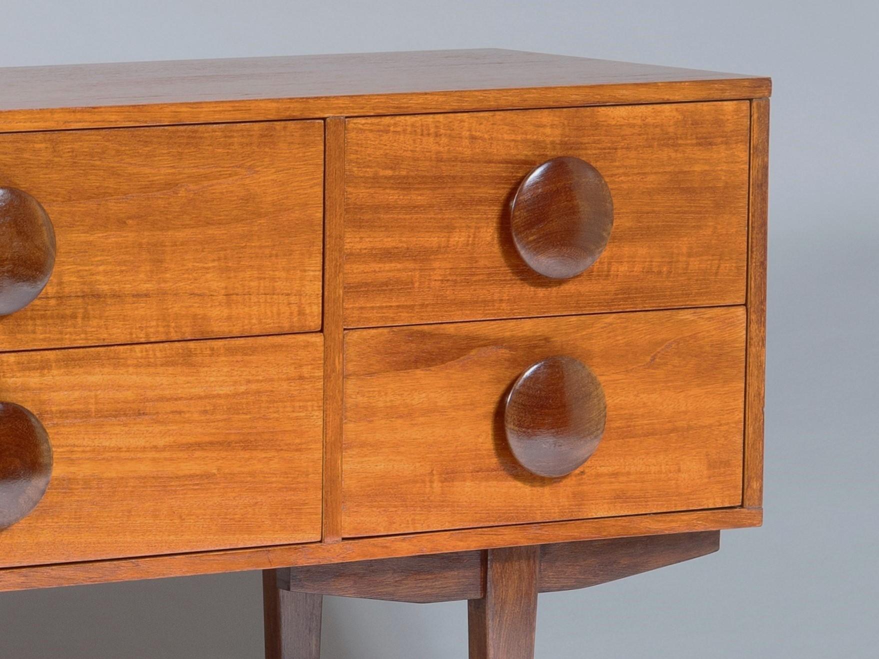 Anrichte aus Teakholz mit Knöpfen aus der Mitte des Jahrhunderts (1960)  6-Schubladen-Credenza im Angebot 5