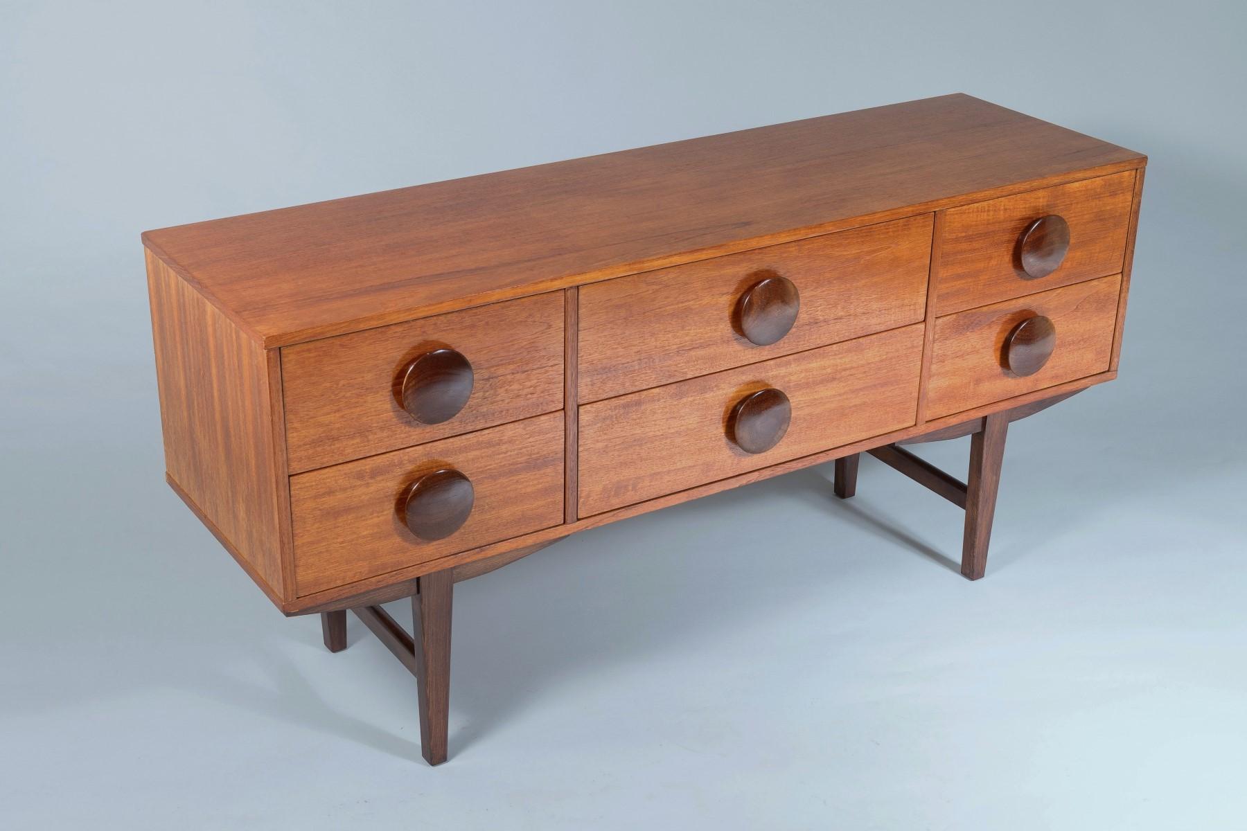A 1960s Mid Century Button Handled Teak Sideboard  6 drawer Credenza In Good Condition For Sale In Llanbrynmair, GB