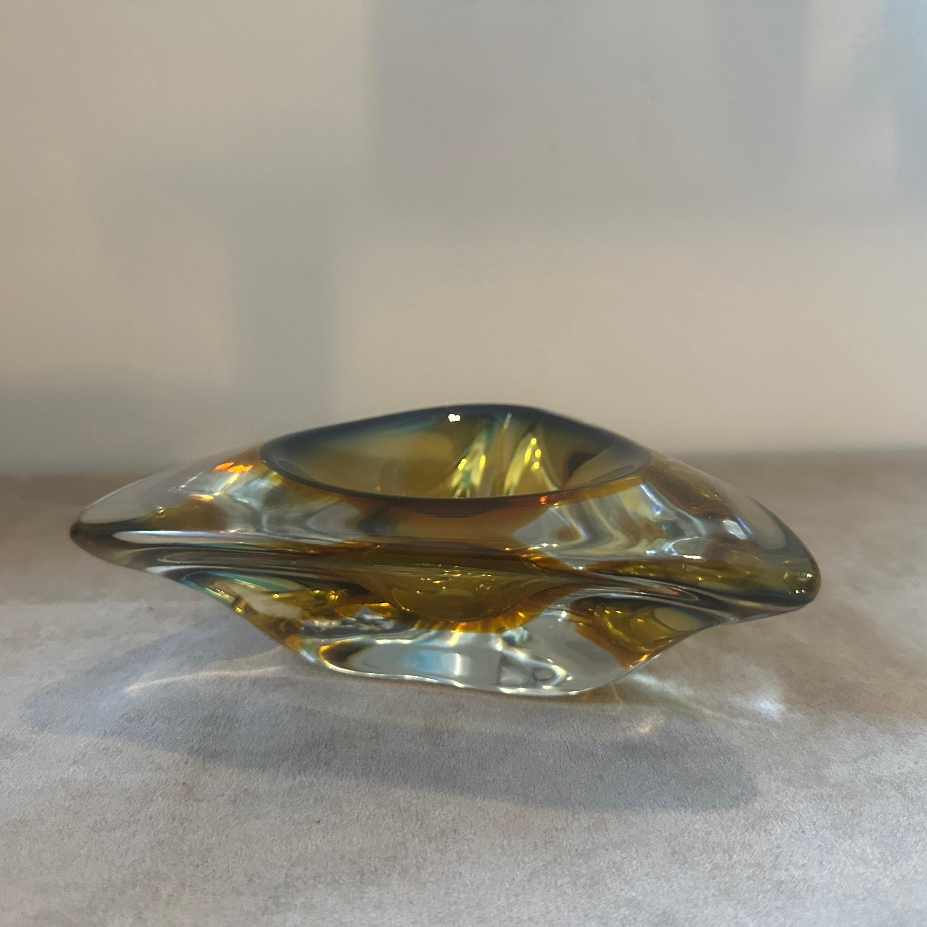 A 1960s Modernist Yellow Green Sommerso Murano Glass Ashtray by Seguso In Good Condition For Sale In Aci Castello, IT
