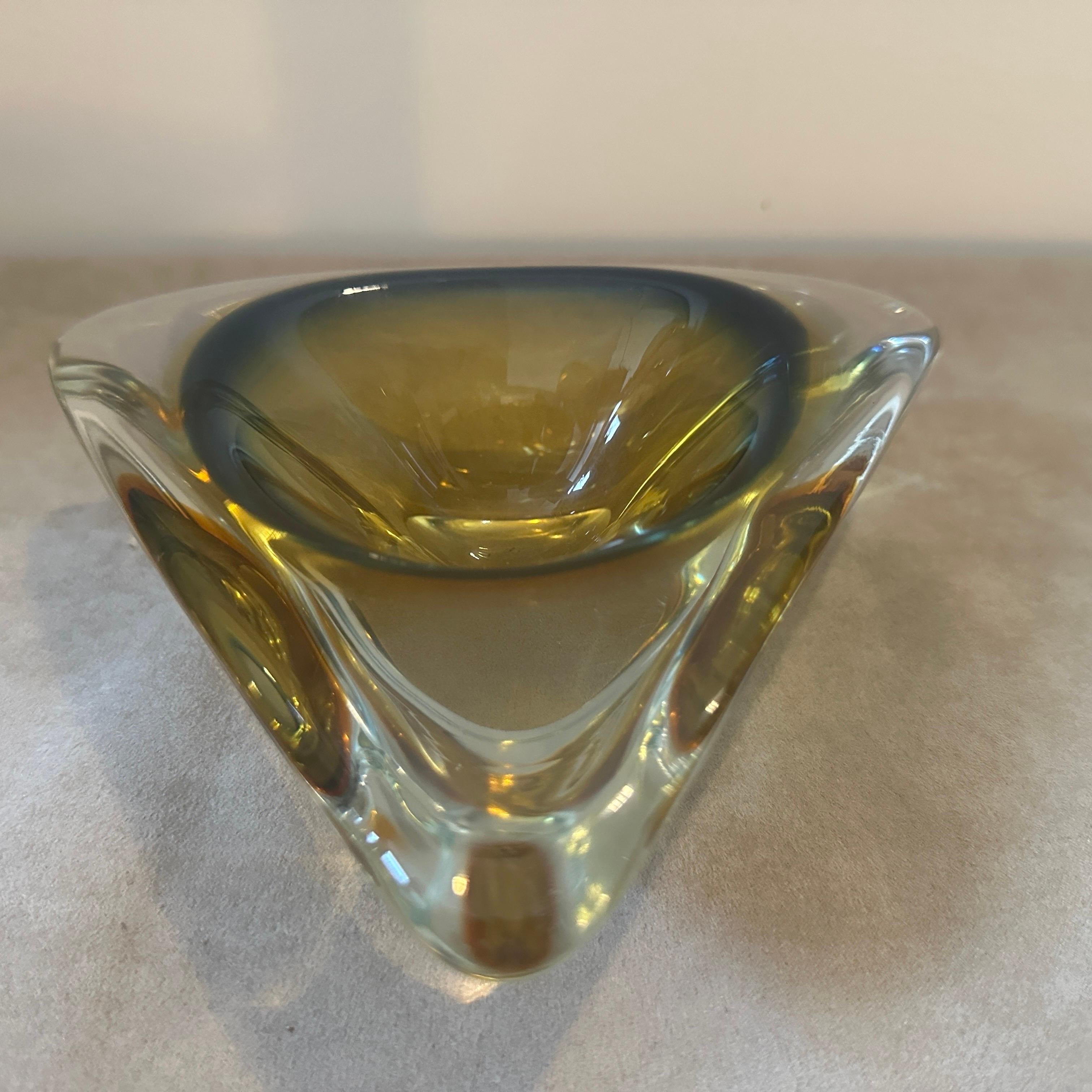 Verre de Murano Cendrier moderniste jaune vert Sommerso en verre de Murano de Seguso des années 1960 en vente