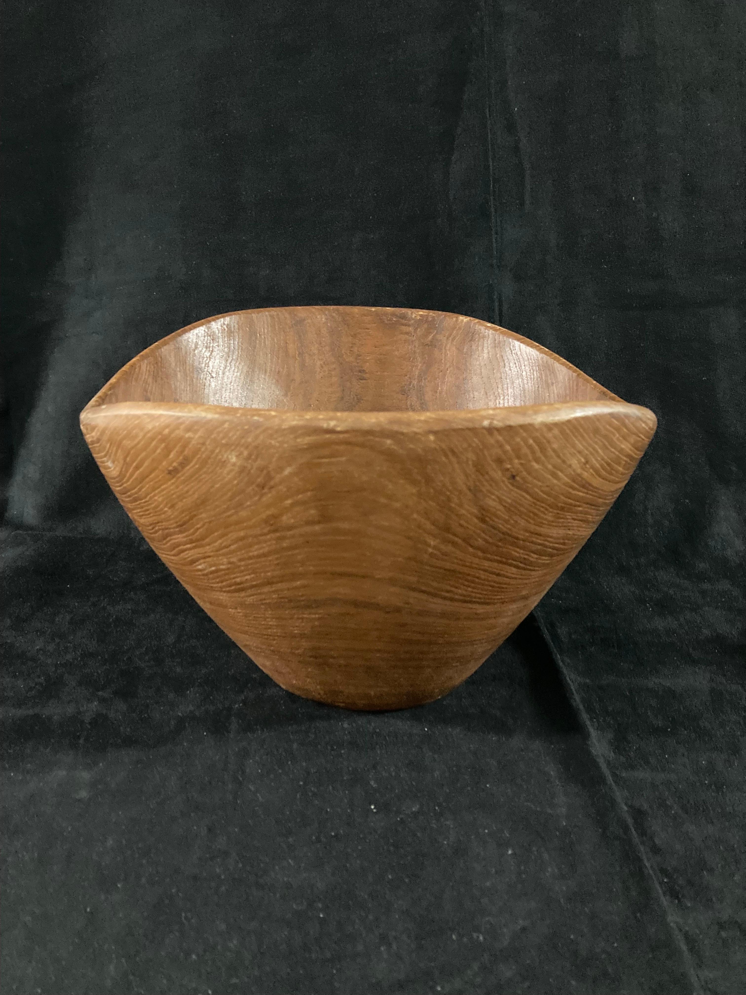 A 1960s Scandinavian teak bowl in the style of Jens Quistgaard In Good Condition For Sale In London, GB