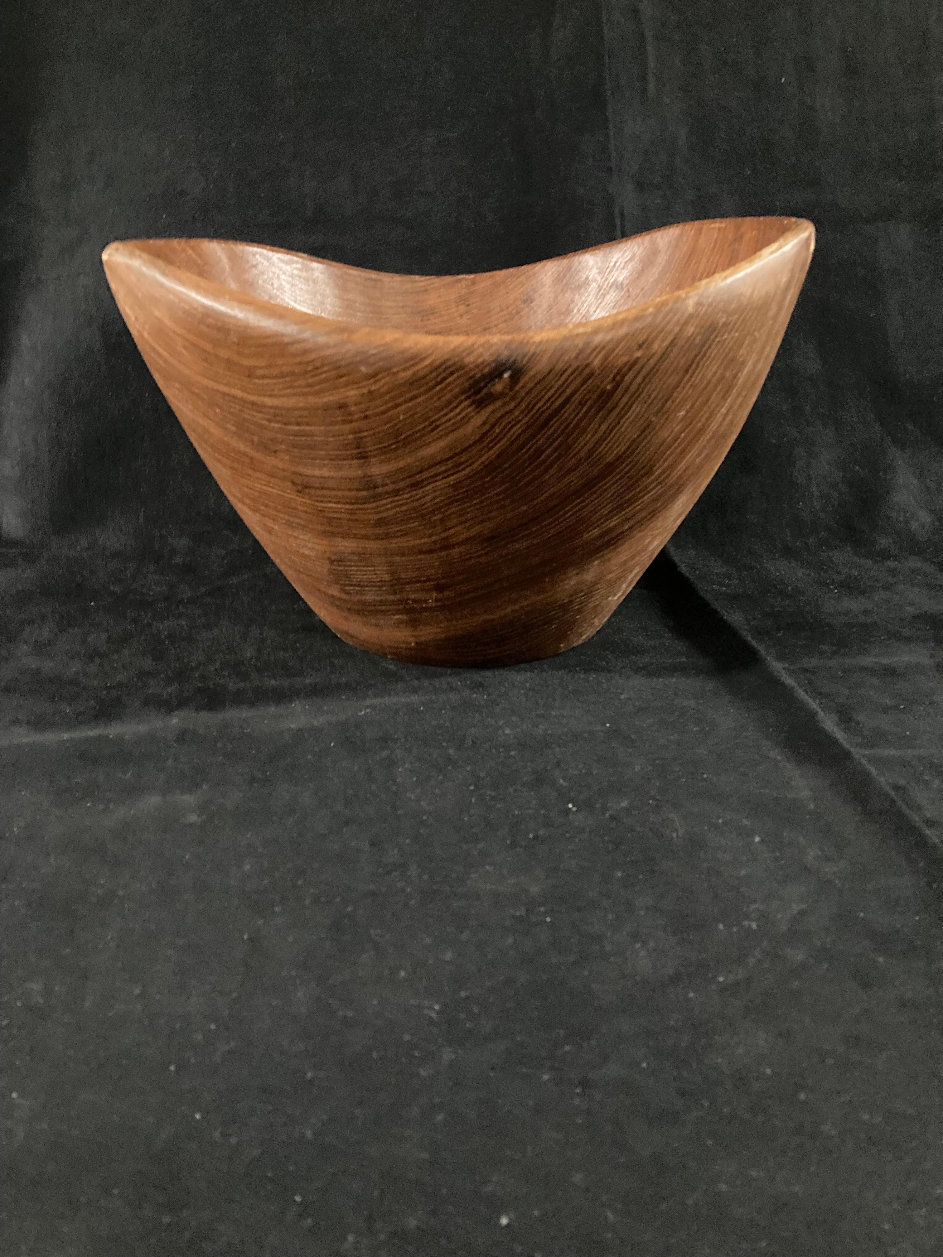 Mid-20th Century A 1960s Scandinavian teak bowl in the style of Jens Quistgaard For Sale