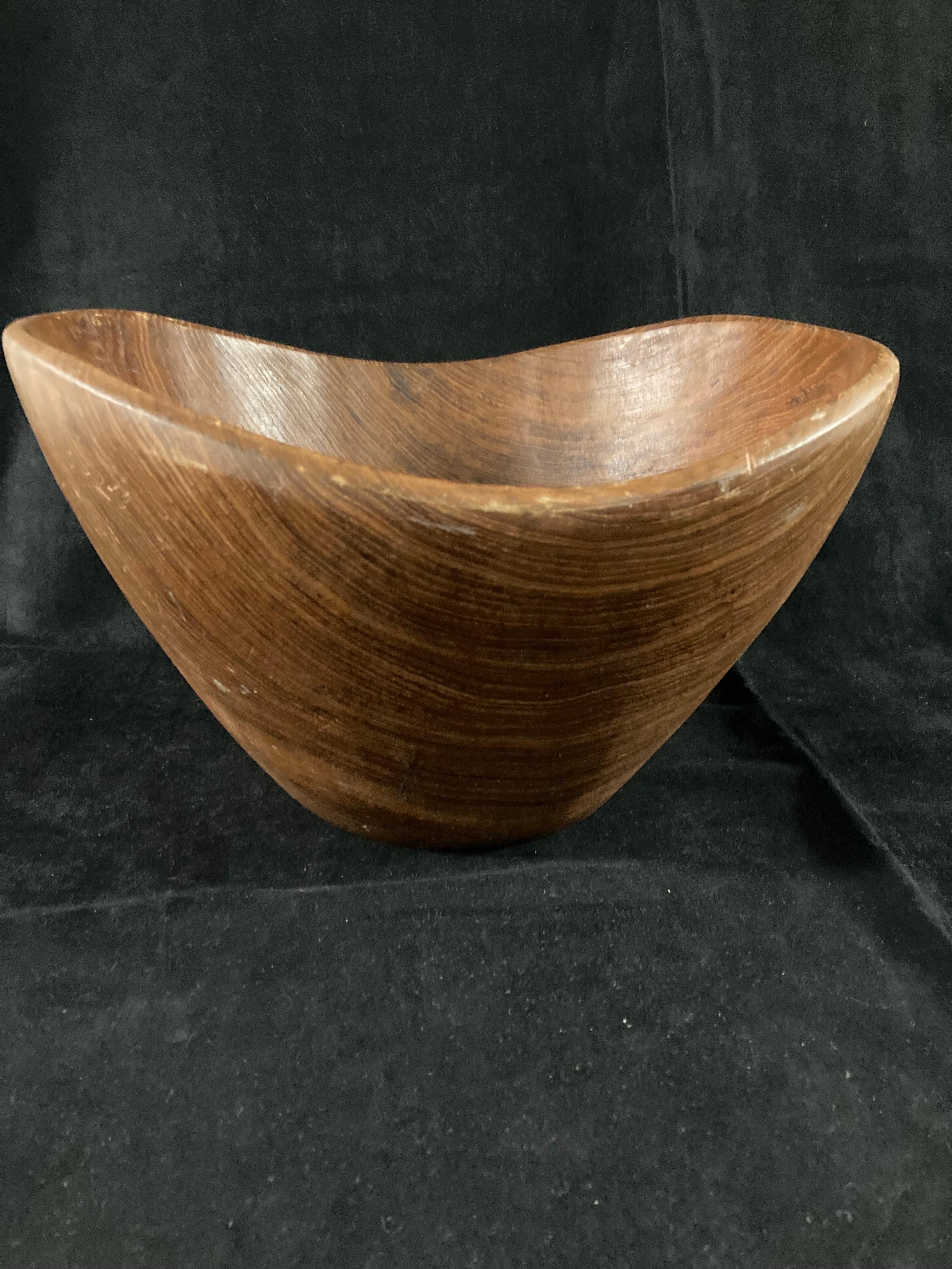 Wood A 1960s Scandinavian teak bowl in the style of Jens Quistgaard For Sale