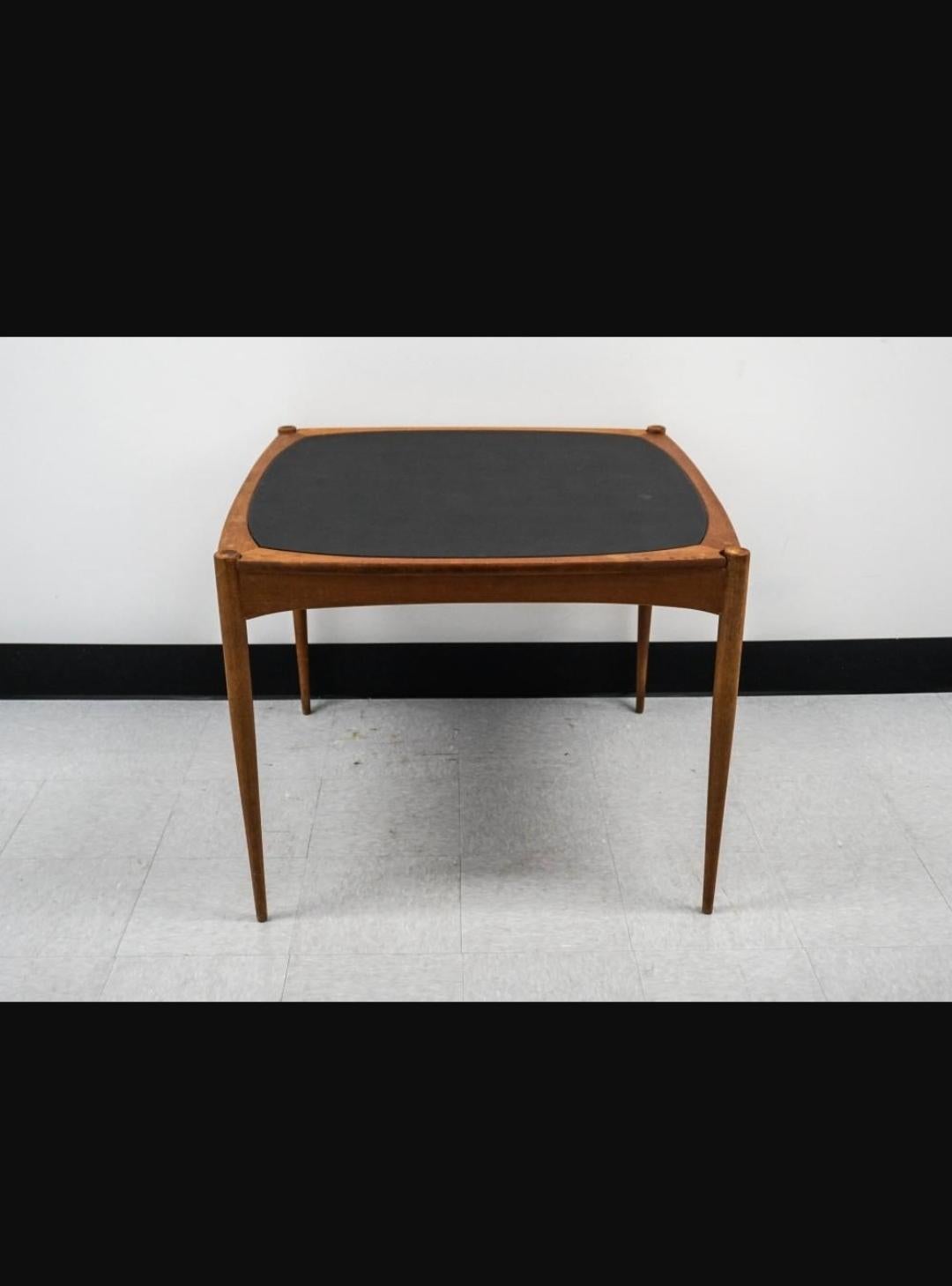 Tavolo da pranzo reversibile in teak danese moderno in noce degli anni '60 di Selig.
Misura 35,75