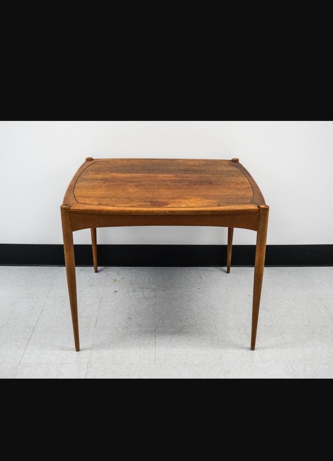 Scandinavo moderno Un tavolo da pranzo e da gioco danese reversibile in teak degli anni '60 di Selig in vendita
