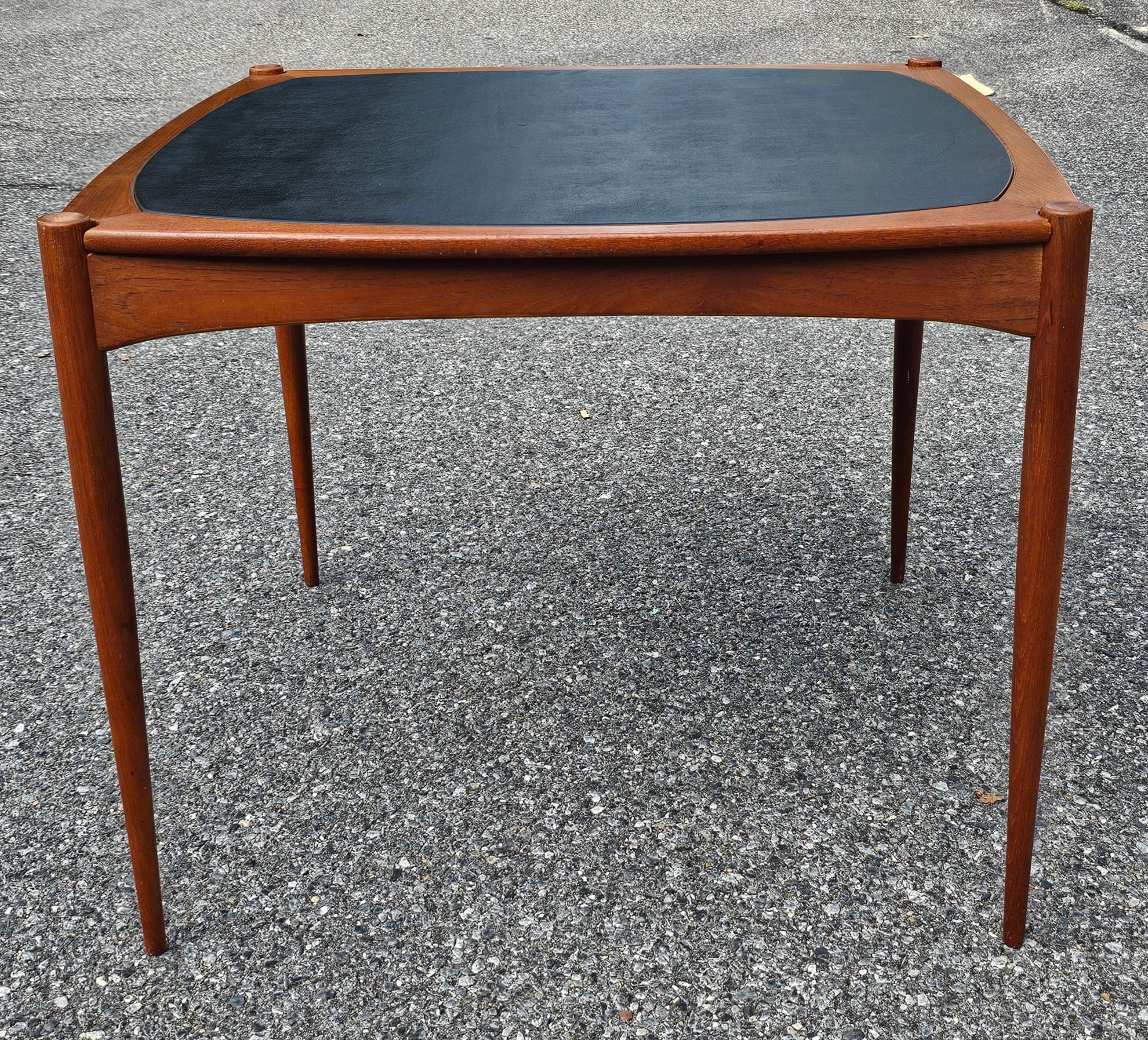 Mordenzato Un tavolo da pranzo e da gioco danese reversibile in teak degli anni '60 di Selig
