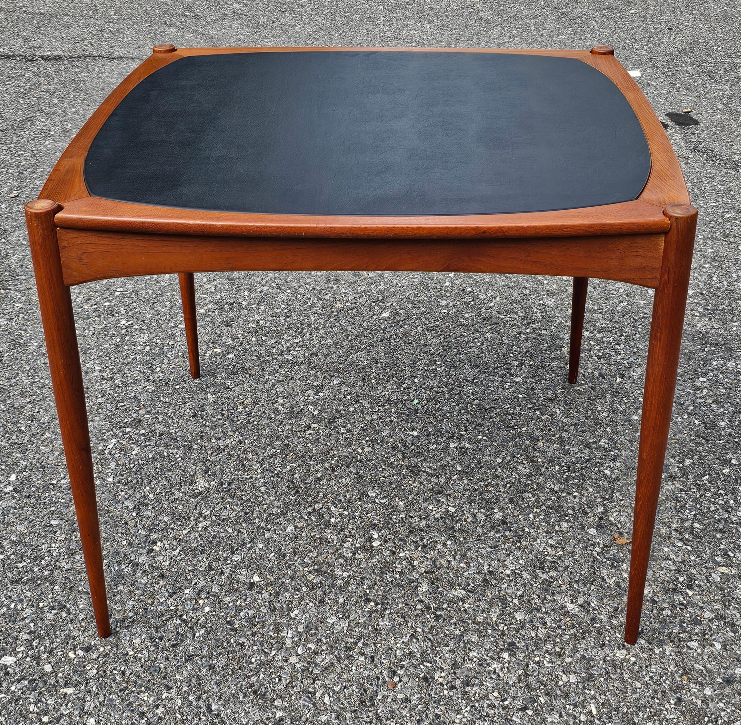 Un tavolo da pranzo e da gioco danese reversibile in teak degli anni '60 di Selig In condizioni buone a Germantown, MD