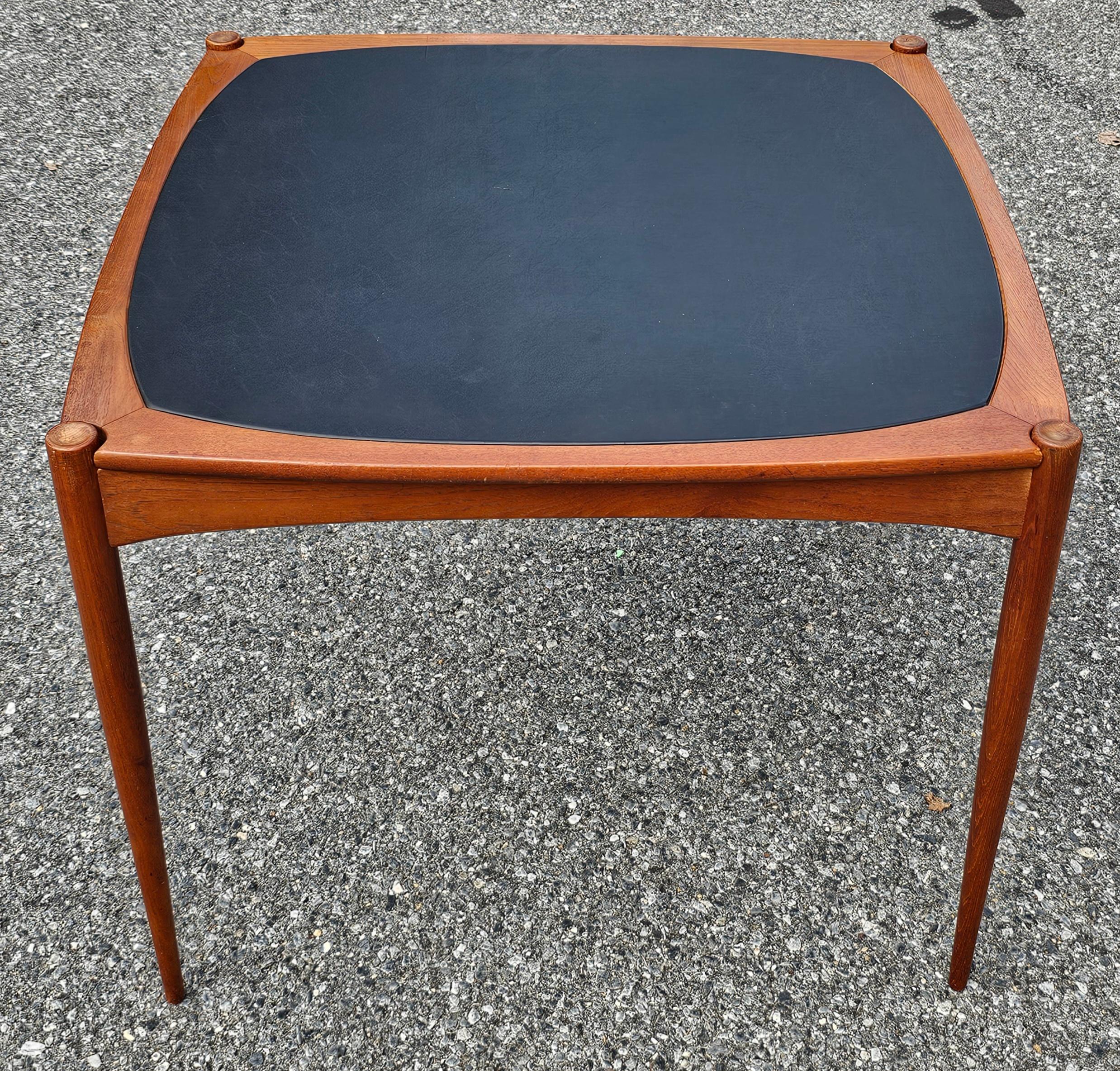 XX secolo Un tavolo da pranzo e da gioco danese reversibile in teak degli anni '60 di Selig