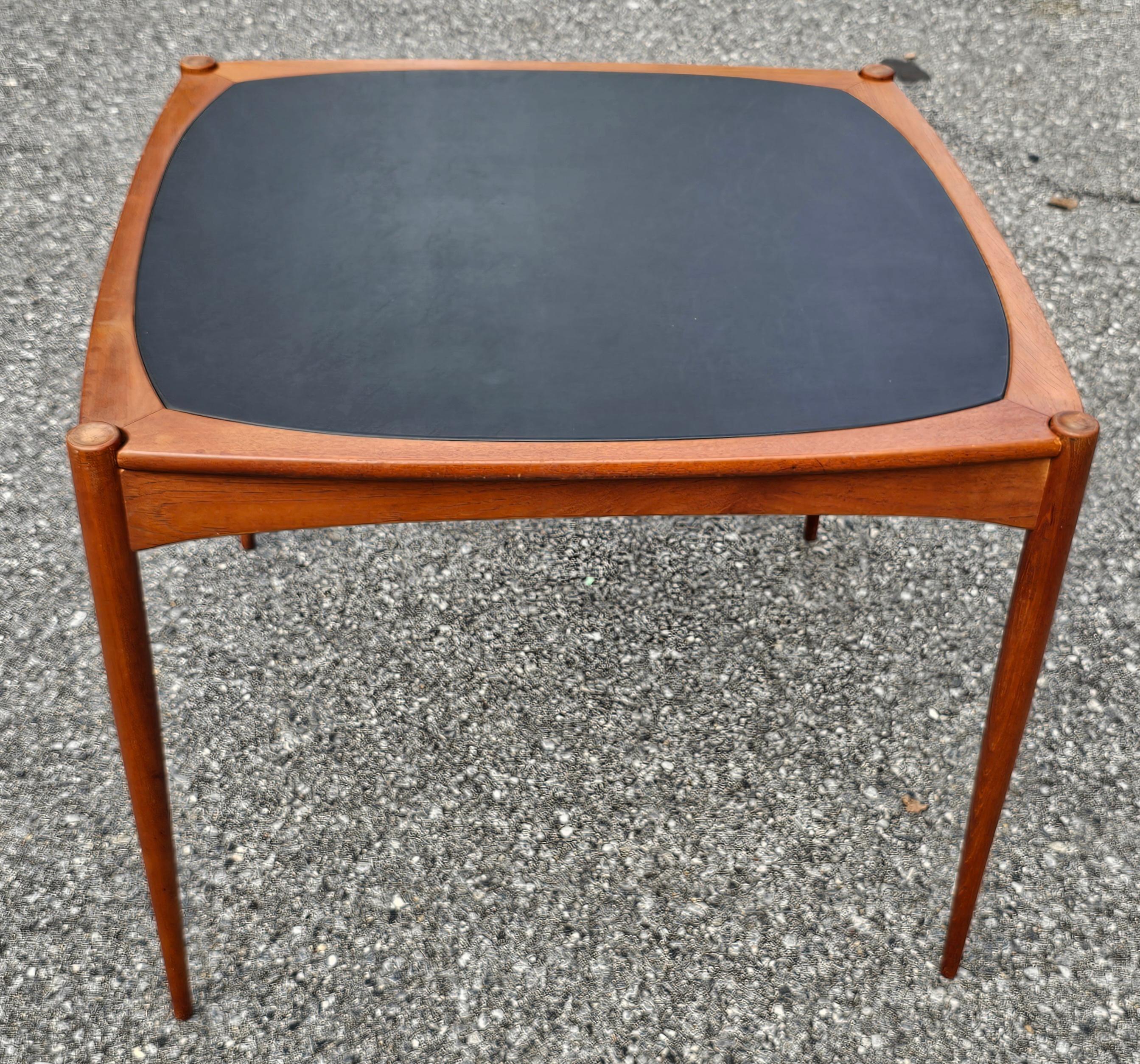 Pelle Un tavolo da pranzo e da gioco danese reversibile in teak degli anni '60 di Selig