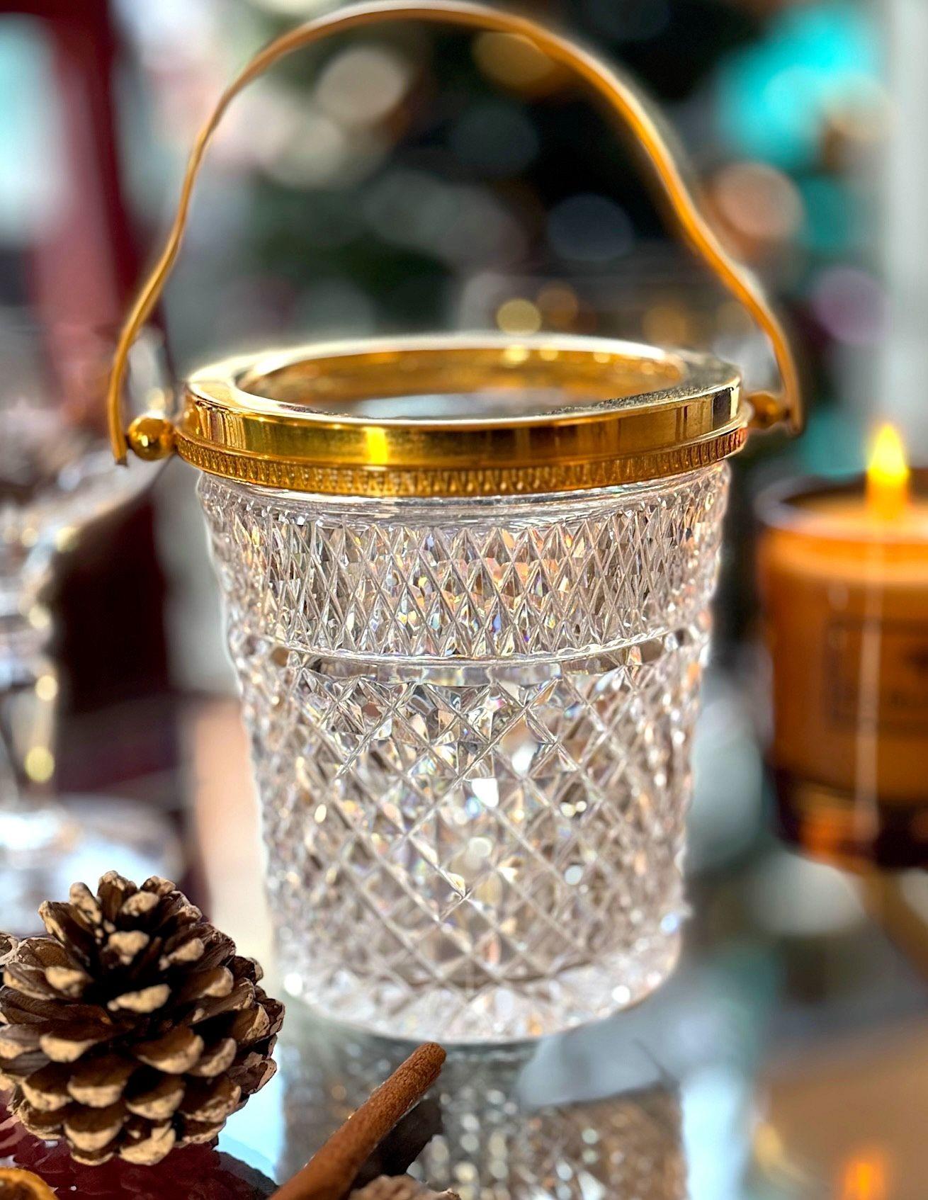 Seau à glace en cristal taillé et métal doré avec anse, datant des années 1960, de la marque Val Saint Lambert. 