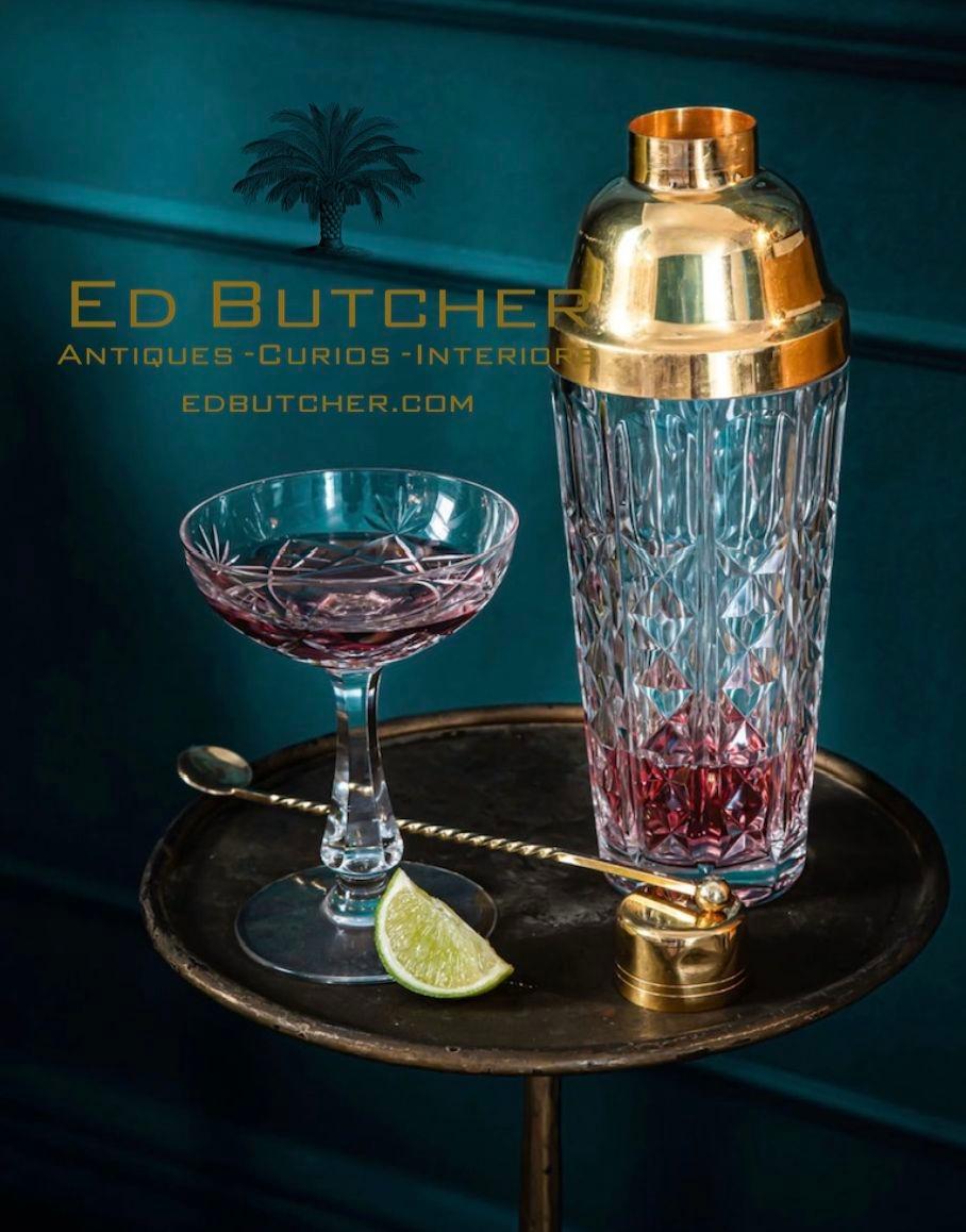 Ein 1960er Val Saint Lambert Kristall und vergoldeter Cocktail Shaker mit zusätzlichem Shakerboden und Muddling Löffel. Der zusätzliche Sockel bietet die Möglichkeit, Cocktails zu schütteln oder zu rühren, da er in Verbindung mit dem Shaker-Aufsatz