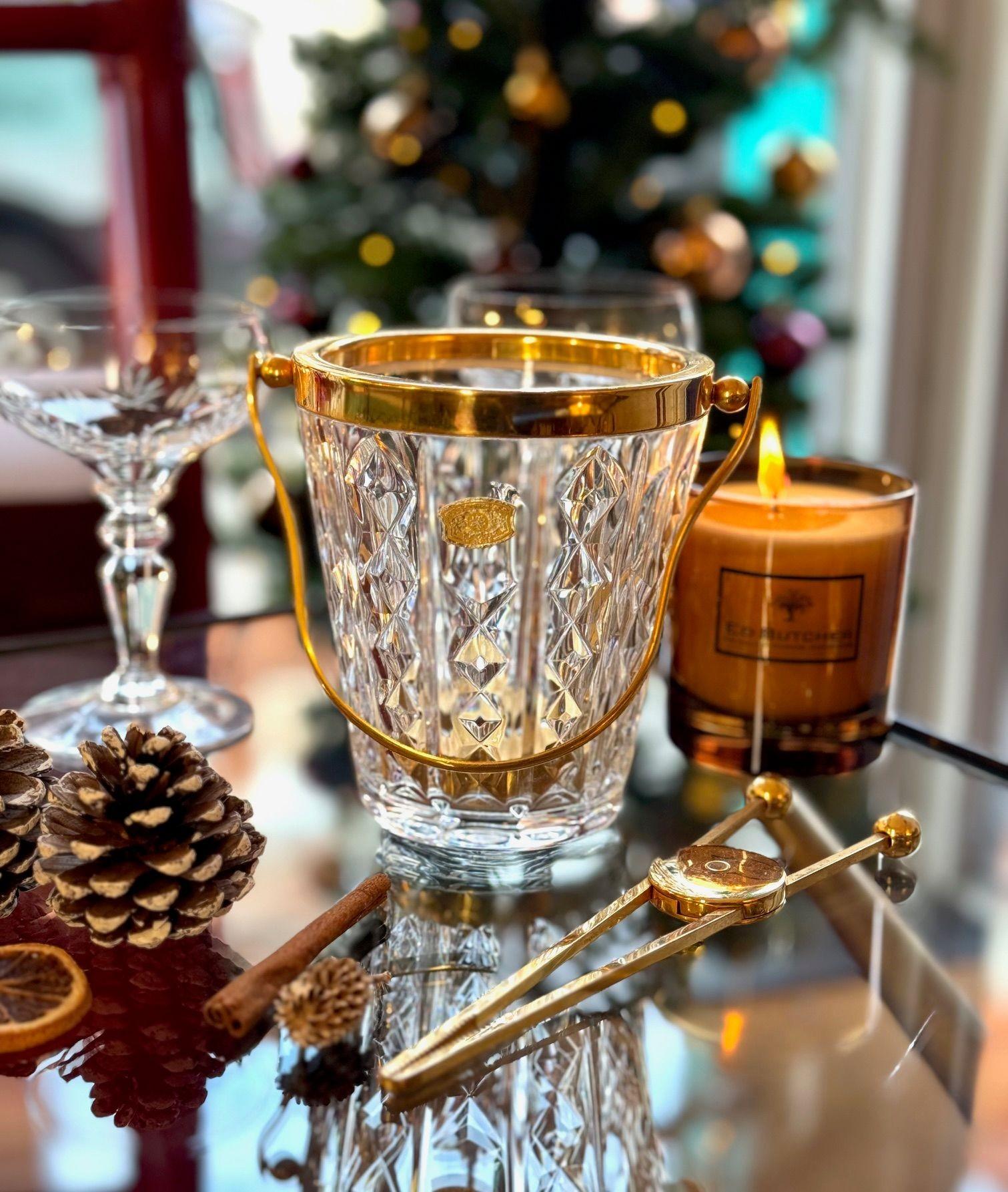 Ein 1960er Val Saint Lambert Eiskübel aus Kristall und vergoldetem Metall mit Henkel und vergoldetem Eisgreifer und Tropftrenner.  Auf der Vorderseite befindet sich noch das originale Label 