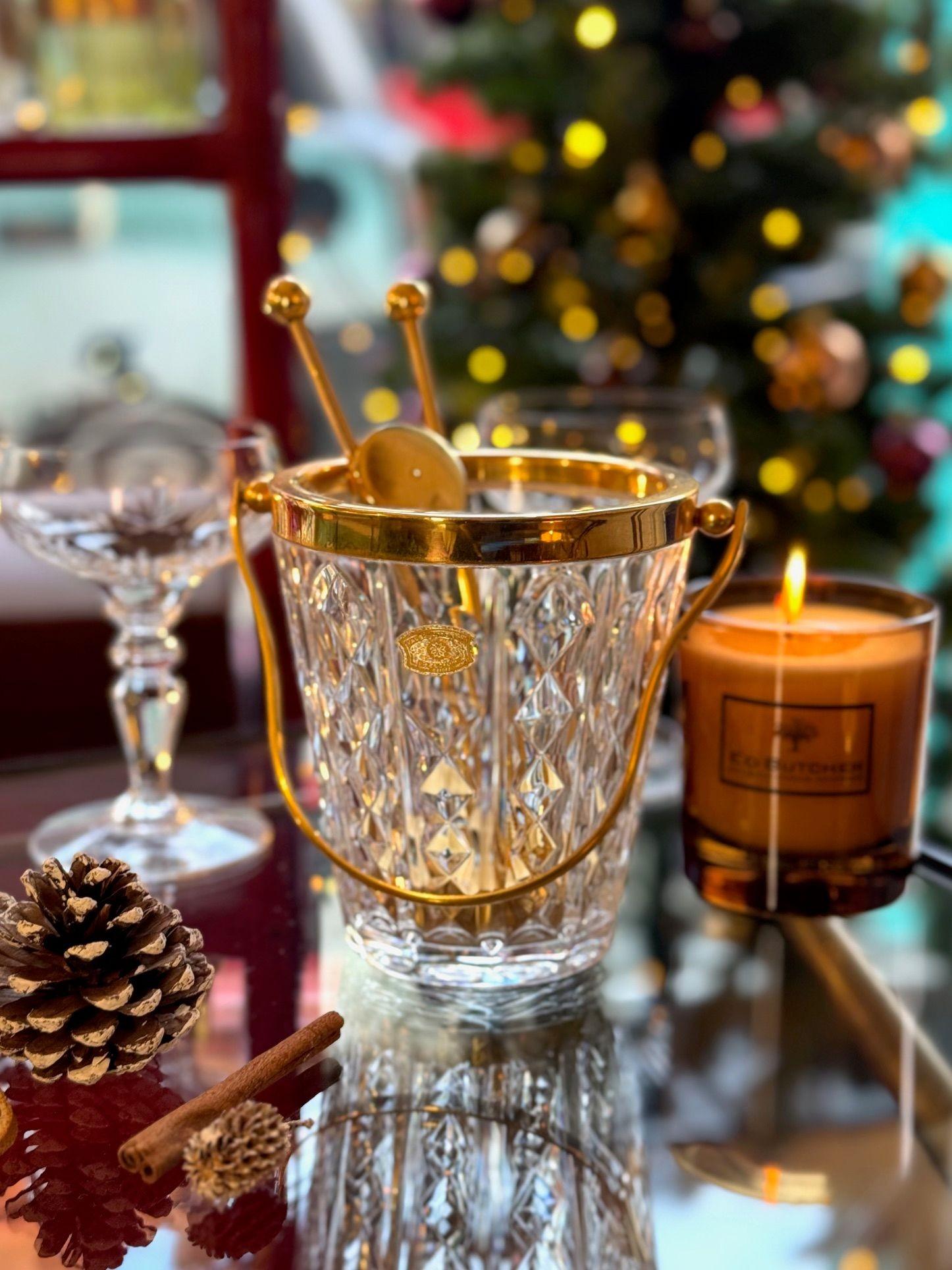 Ein 1960er Val Saint Lambert Eiskübel aus Kristall und vergoldet mit Eisgreifern (Metall) im Angebot