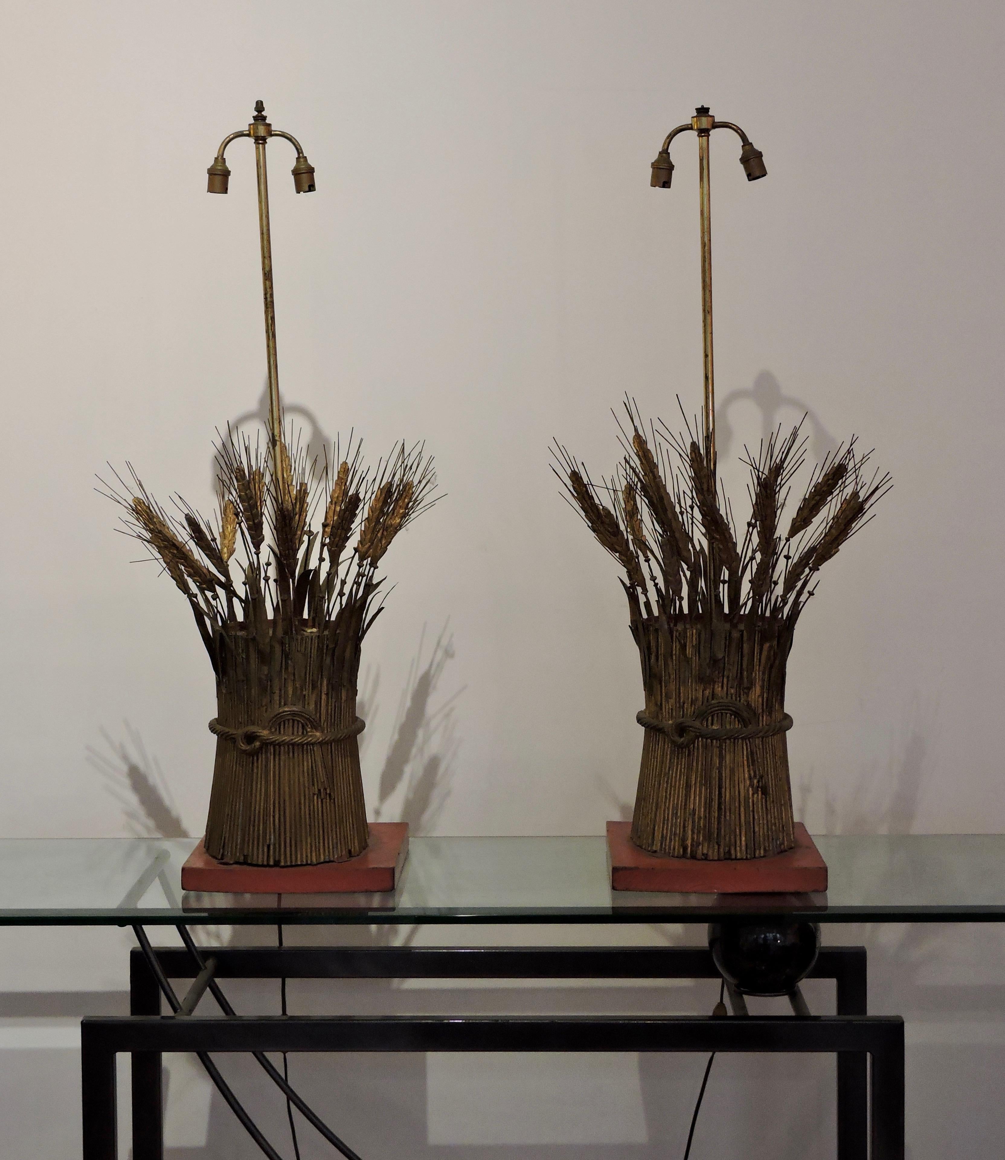 A 1960s vintage Coco Chanel Epis de Blés pair of lamps
Designed with a gilt metal sheaf of ears of wheat knotted by a symbolic rope, the wheat in giltwood.
Standing on red lacquer square wood bases.
Fitted for electricity.
2 original shades in state