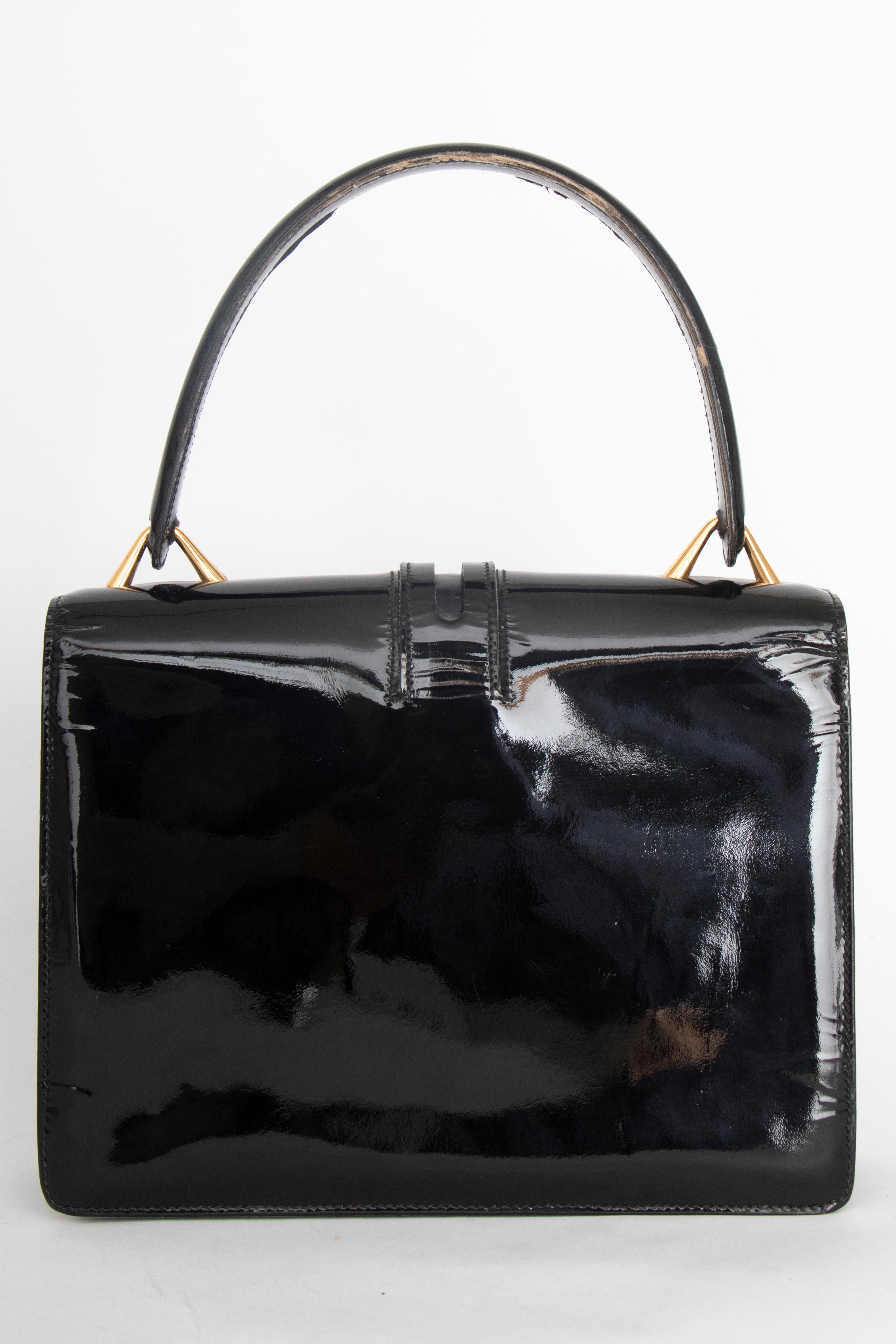 A 1960s Vintage Gucci Black Patent Leather Handbag with Gold Hardware In Good Condition For Sale In Copenhagen, DK