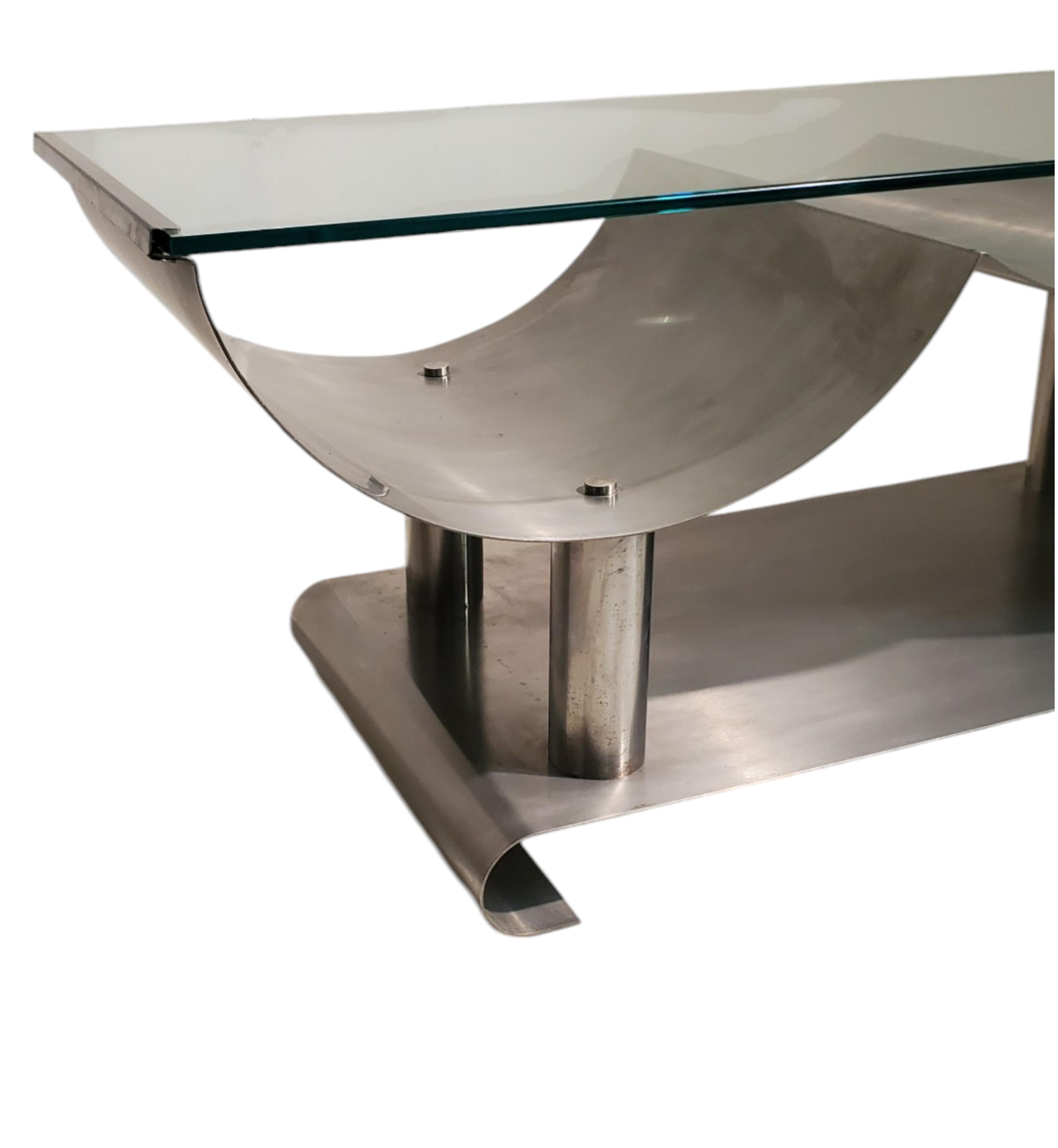 Ein Couchtisch aus Glas und Stahl im Wellendesign der 1970er Jahre von Maria Pergay (Moderne) im Angebot