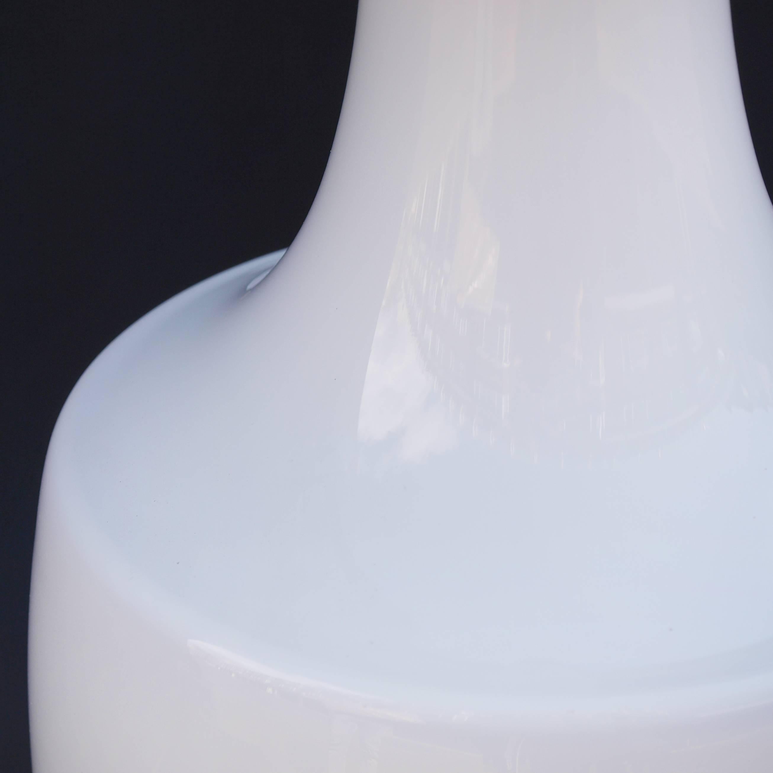 Lampe danoise en verre opalin blanc des années 1960 par Holm Sorensen Excellent état - En vente à London, GB