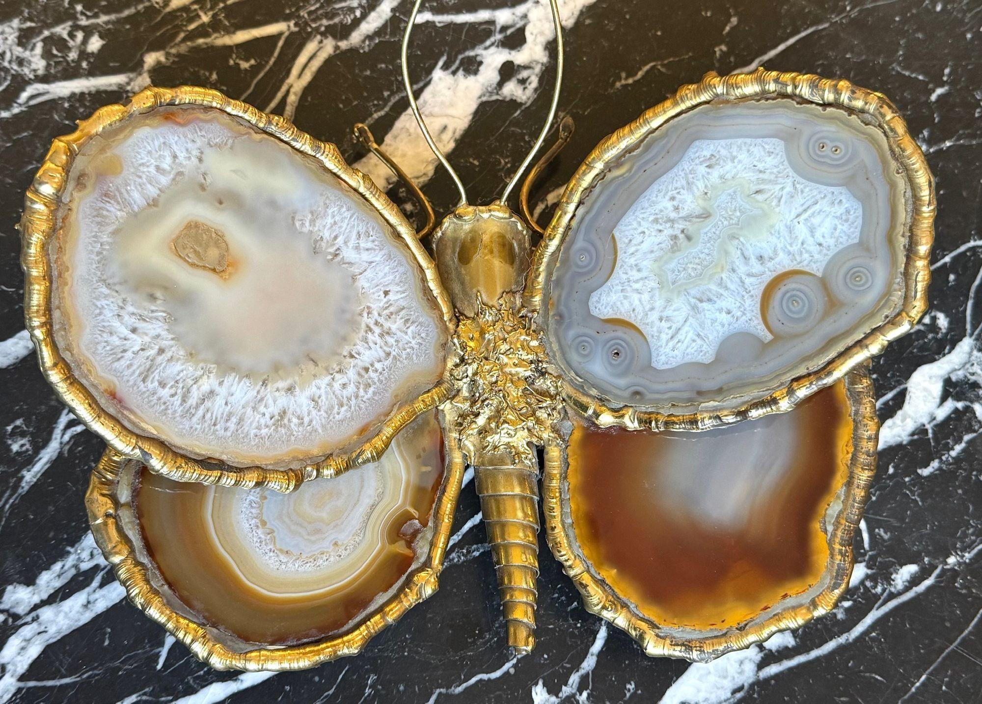 Maravilloso aplique de mariposa de ágata y latón de los años 70, obra de Isabelle Faure, con 4 apliques detrás de cada pieza de ala de ágata que se iluminan dando un suave resplandor anaranjado. Recableado con accesorios nuevos