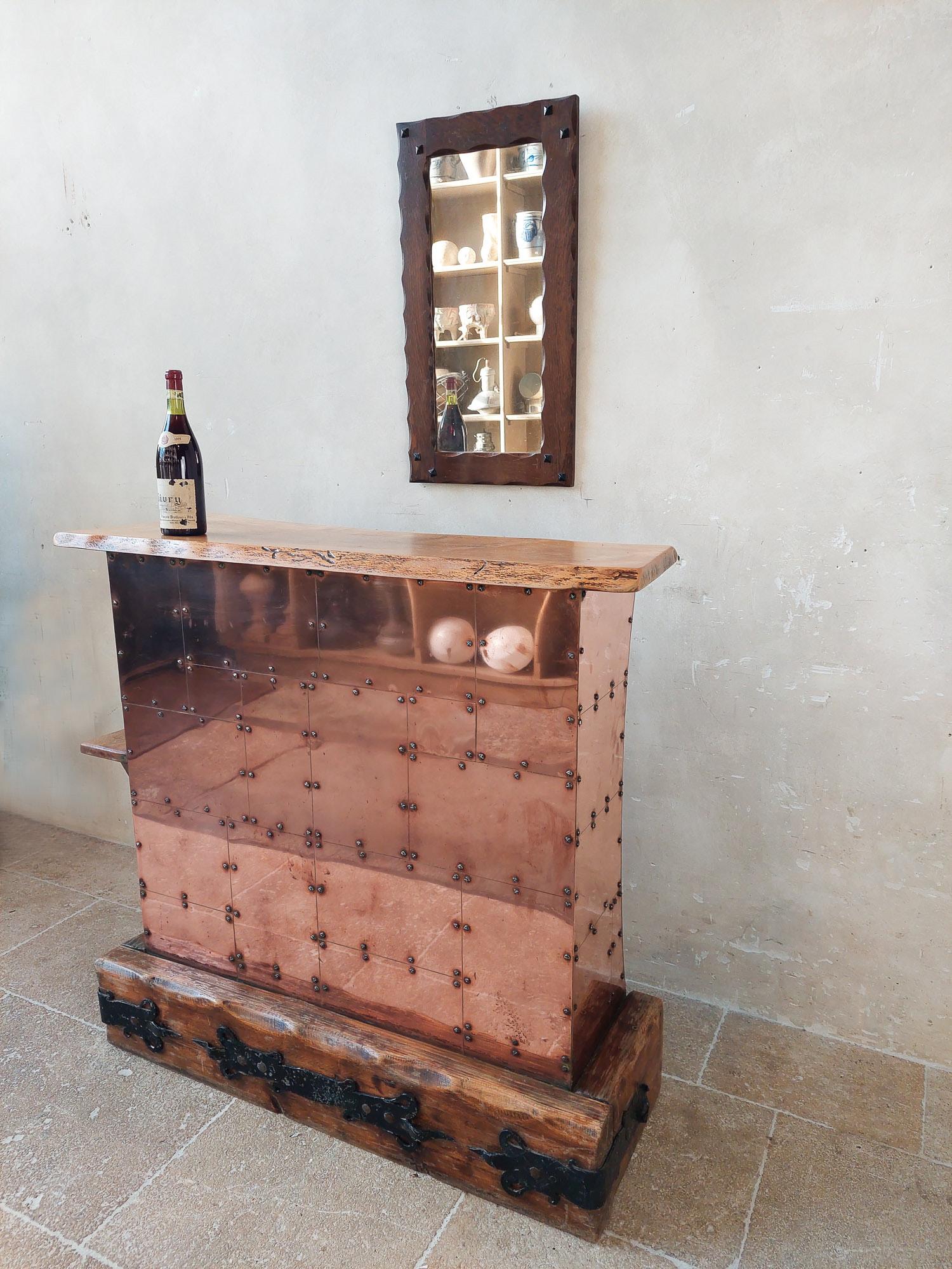 Francese Un bar o un homebar degli anni '70 con rame e Oak rivettati in vendita