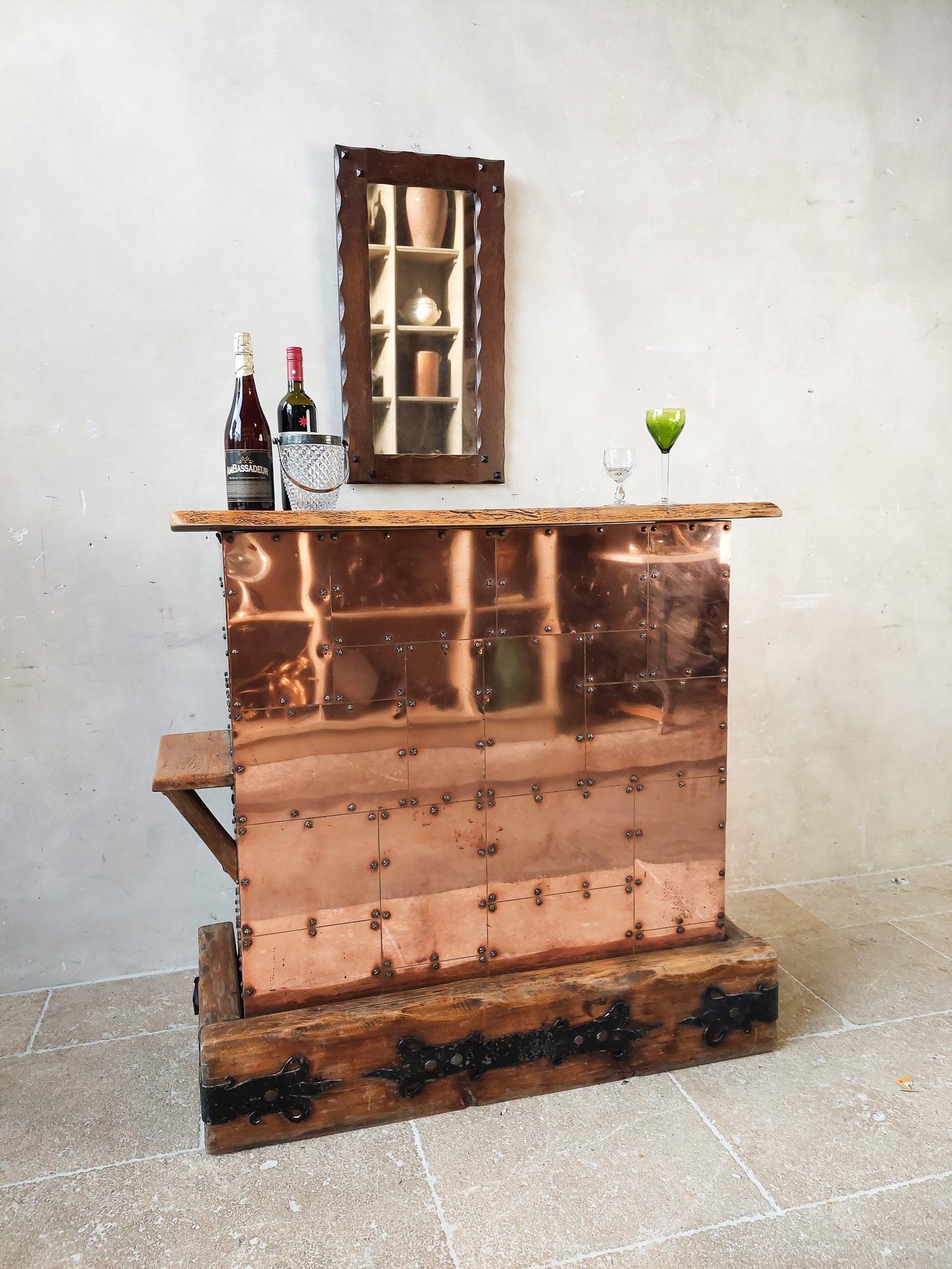 Un bar ou un meuble de rangement des années 1970 avec cuivre et chêne vifs Bon état - En vente à Baambrugge, NL