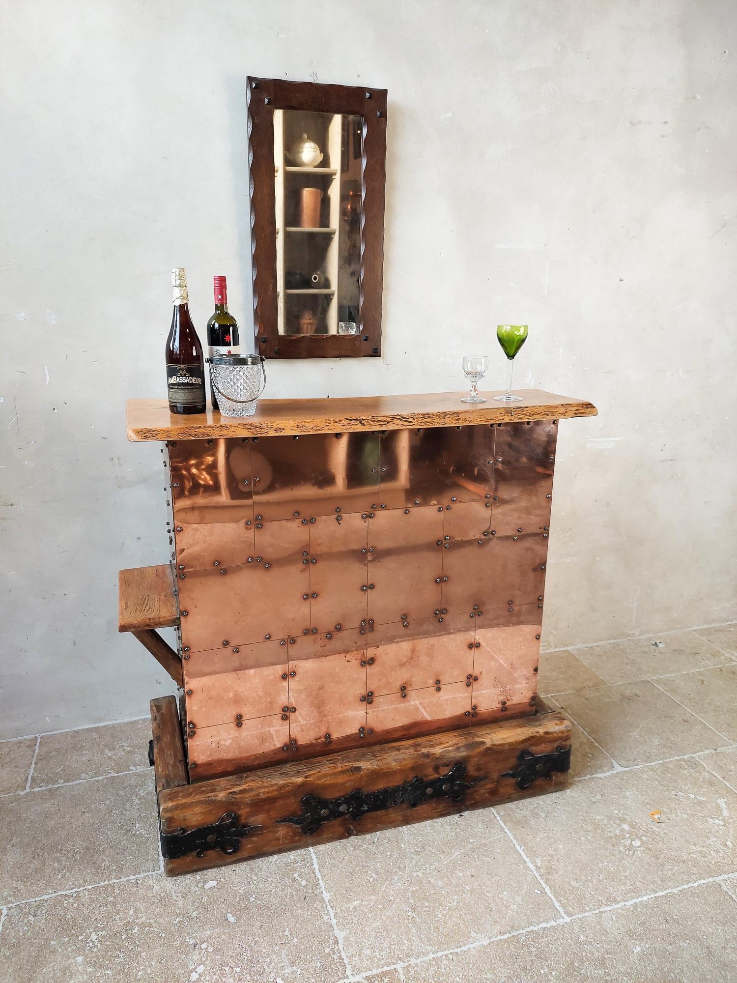 Fin du 20e siècle Un bar ou un meuble de rangement des années 1970 avec cuivre et chêne vifs en vente
