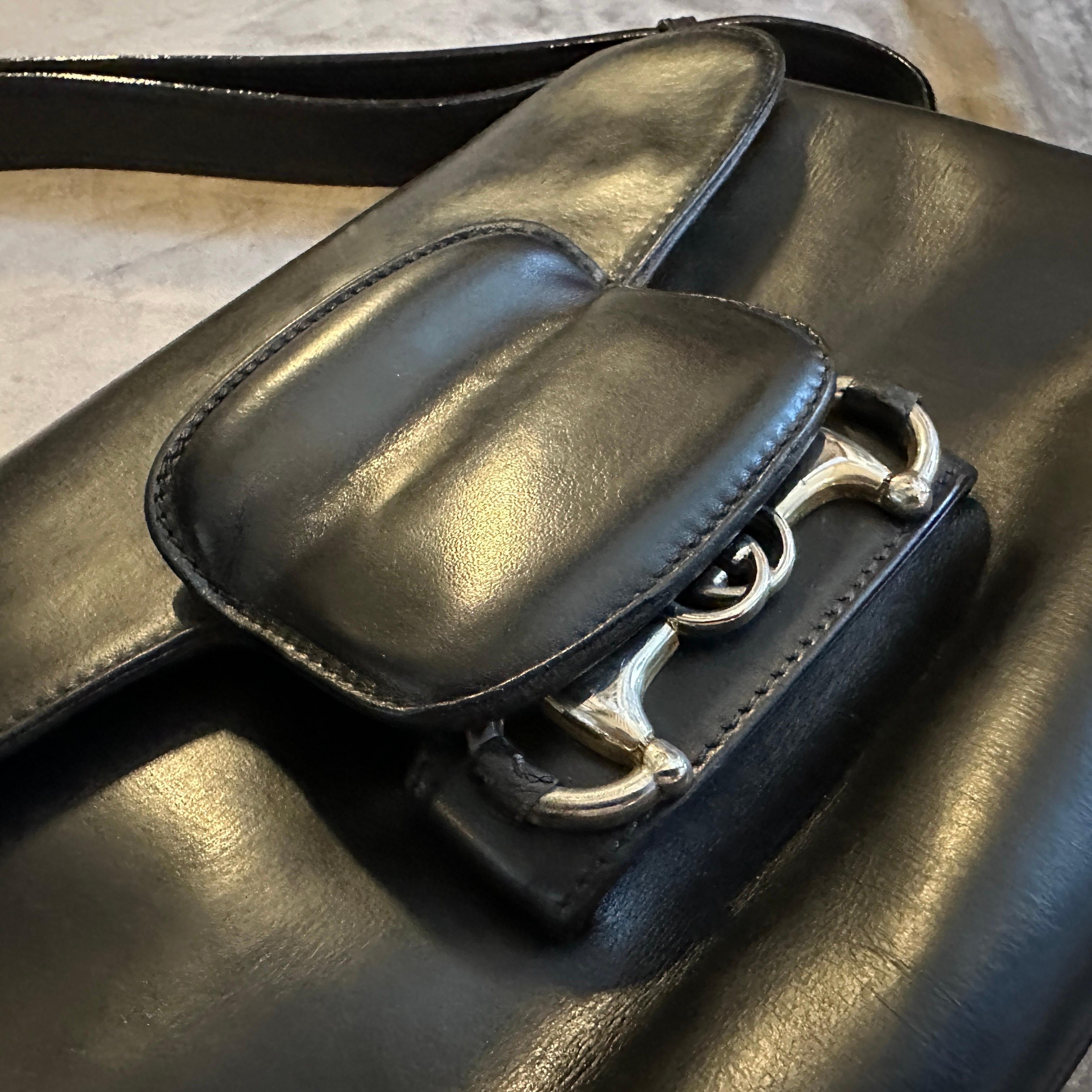 Sac à bandoulière en cuir noir de Gucci datant des années 1970 en vente 5