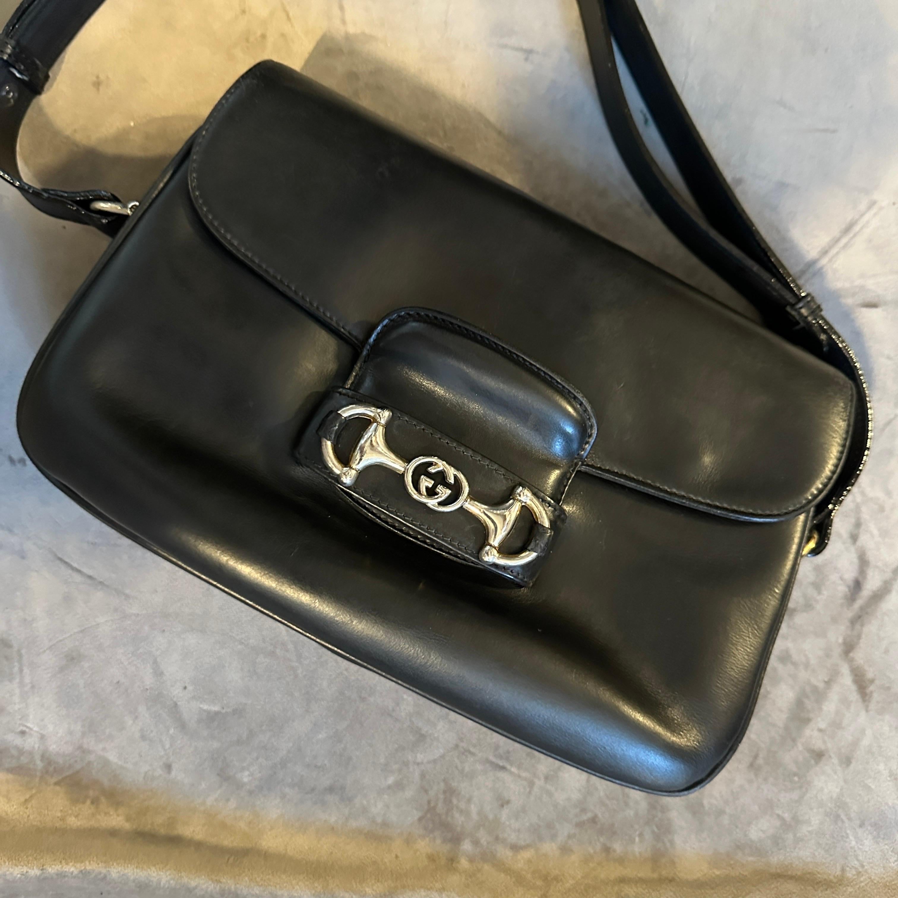 Sac à bandoulière en cuir noir de Gucci datant des années 1970 en vente 8