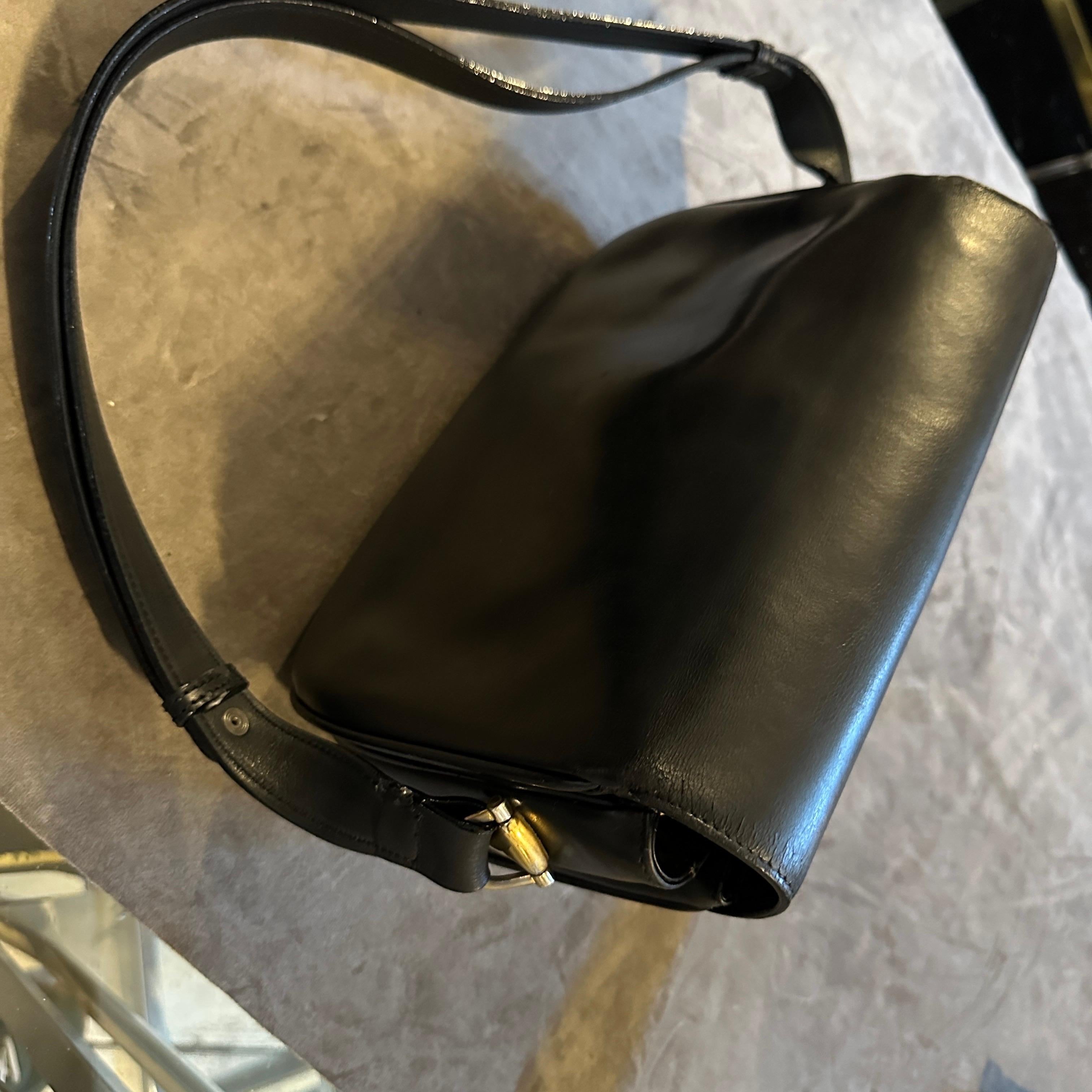 Sac à bandoulière en cuir noir de Gucci datant des années 1970 en vente 9