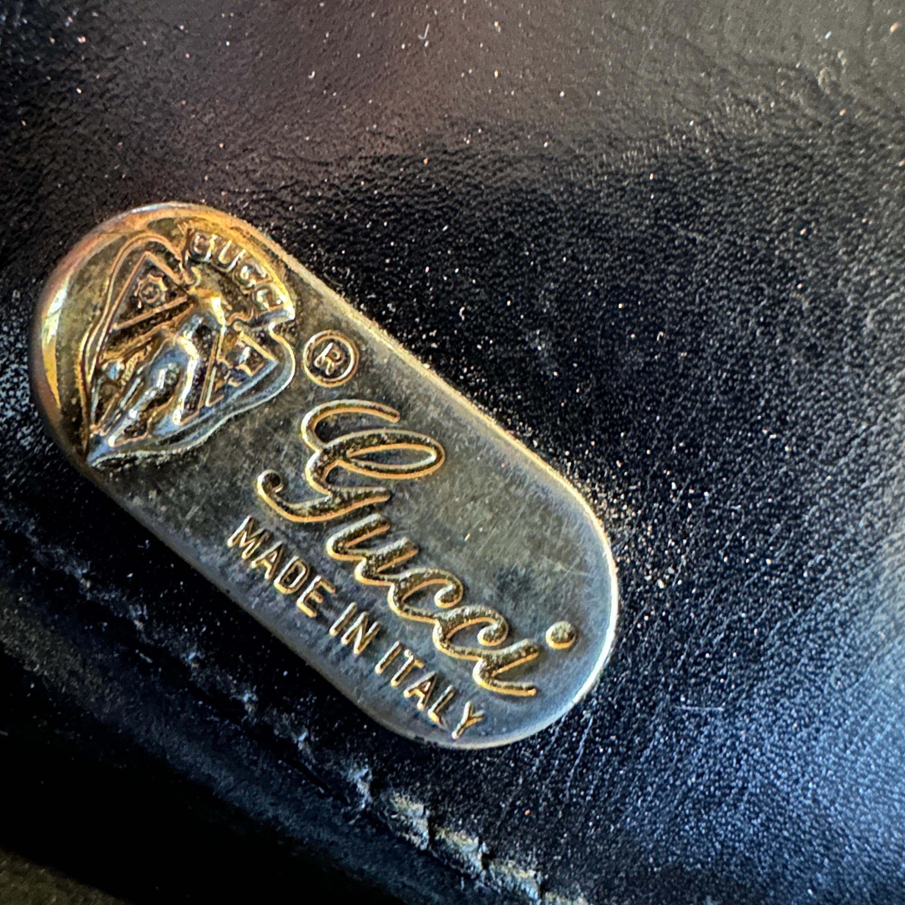 Noir Sac à bandoulière en cuir noir de Gucci datant des années 1970 en vente