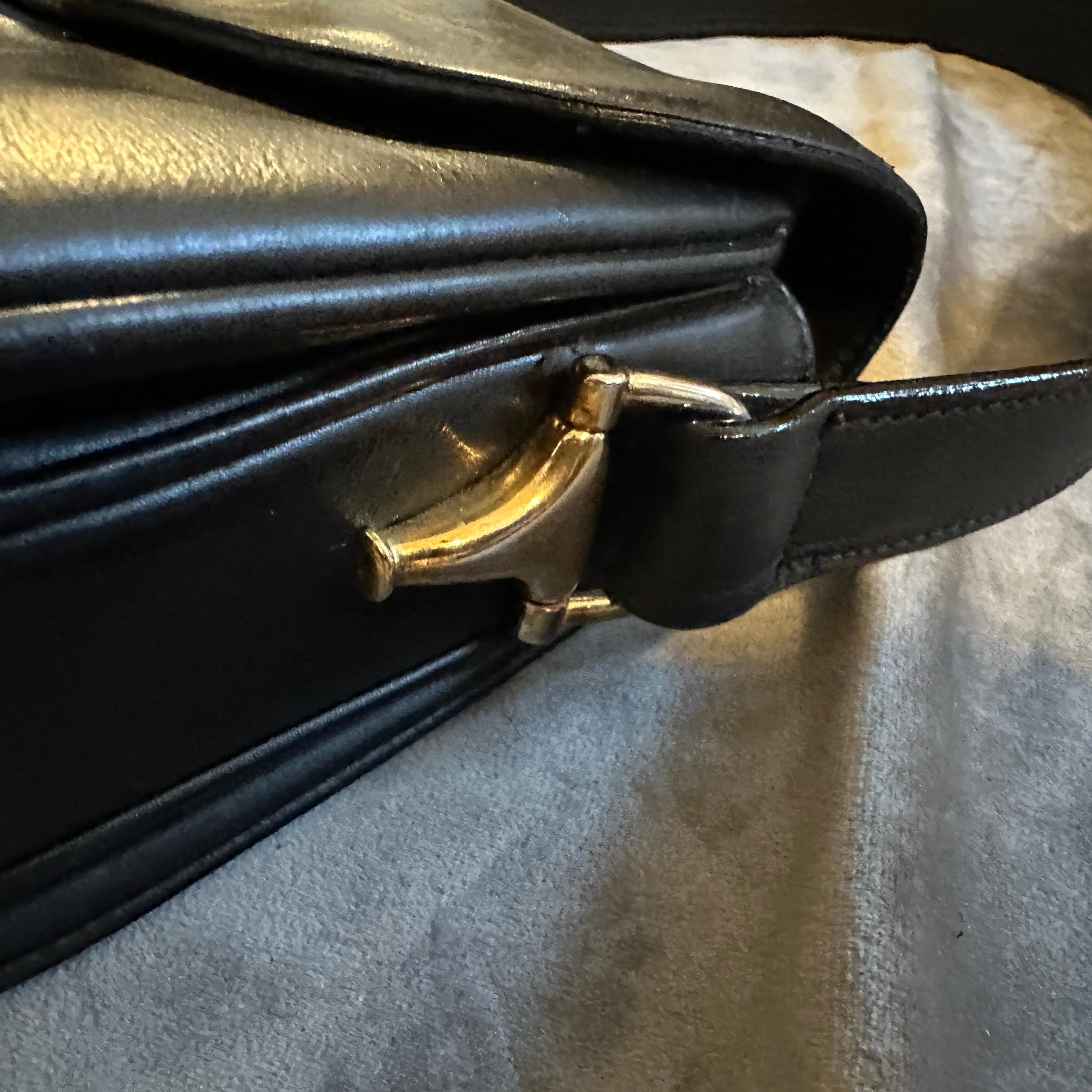 Sac à bandoulière en cuir noir de Gucci datant des années 1970 Pour femmes en vente