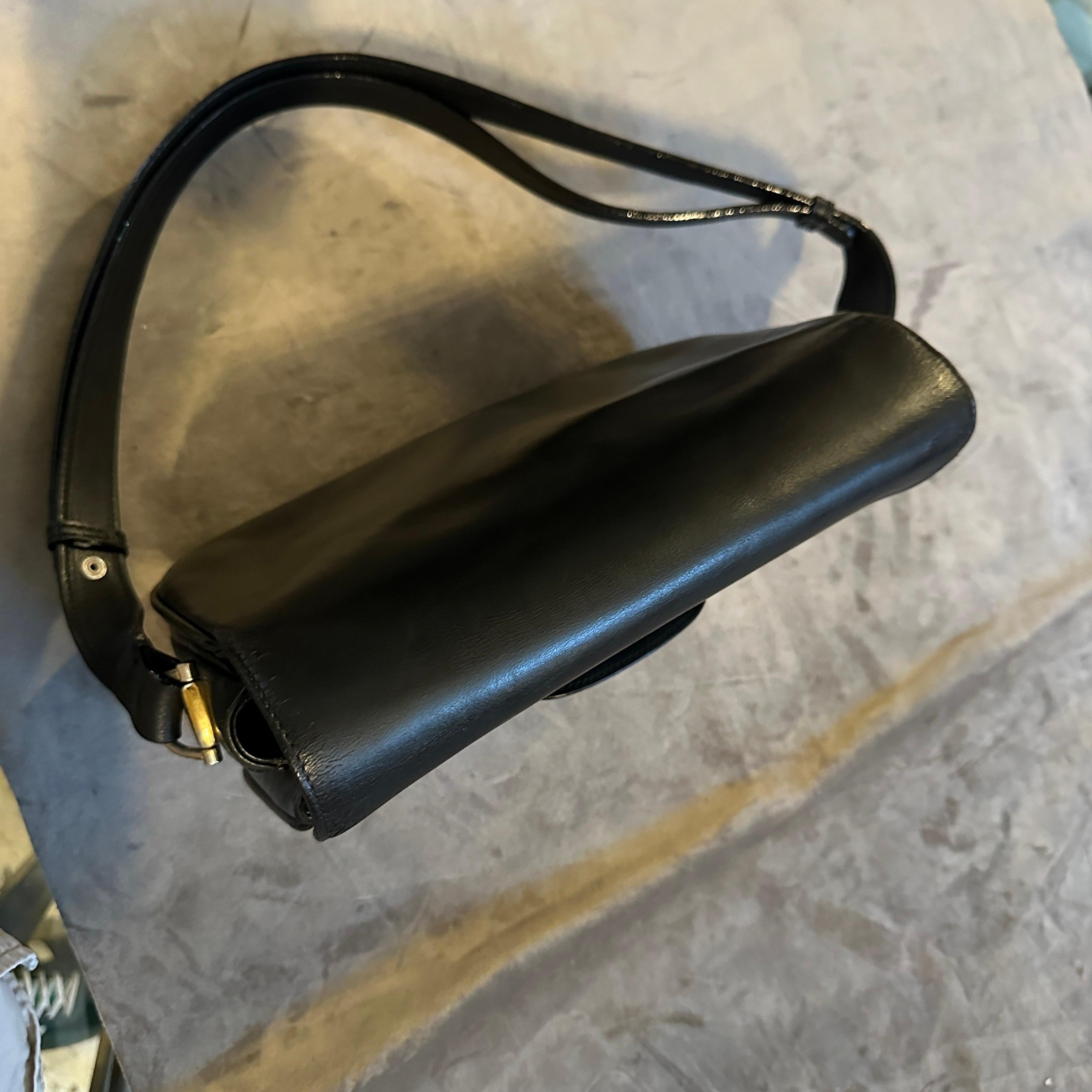 Sac à bandoulière en cuir noir de Gucci datant des années 1970 en vente 1