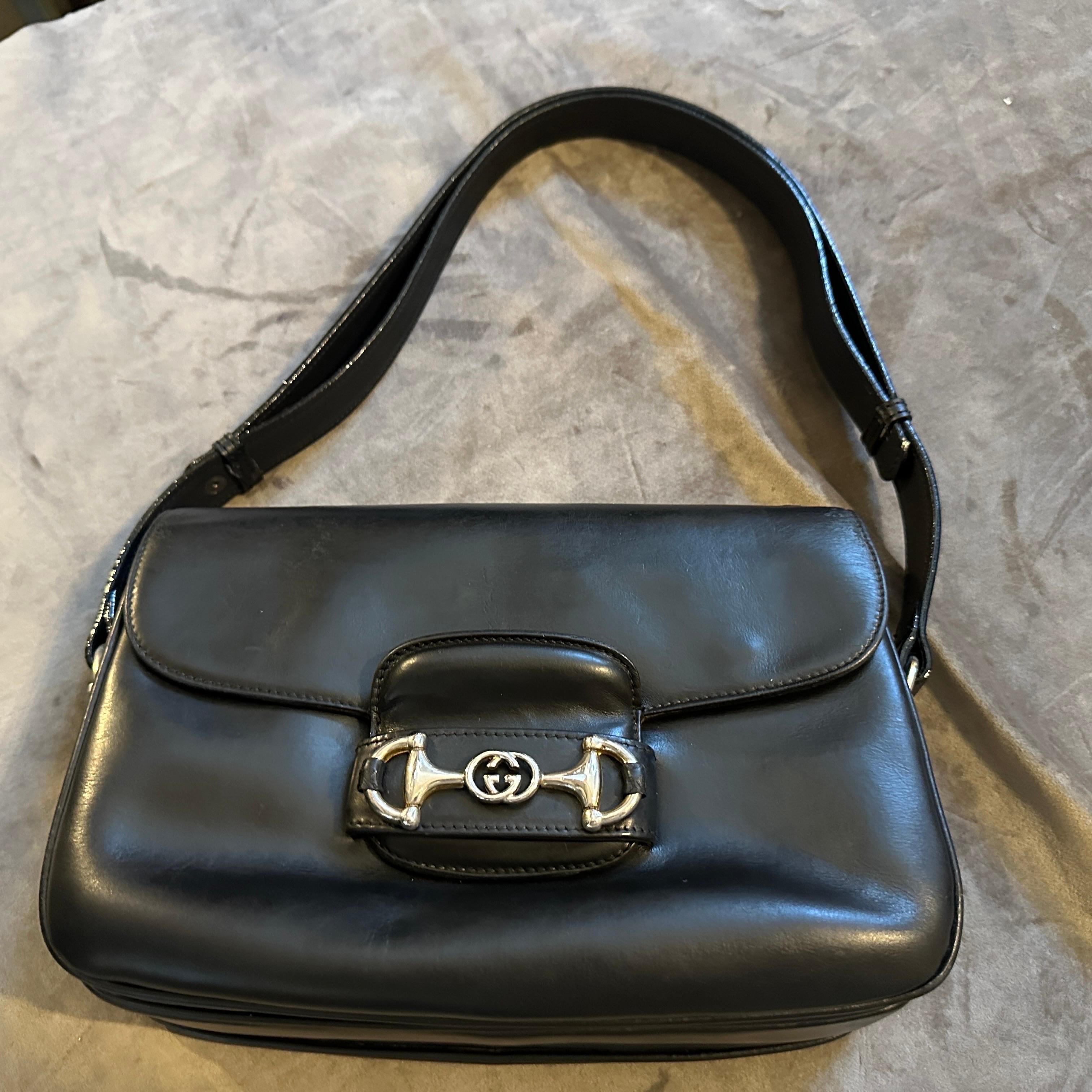 Sac à bandoulière en cuir noir de Gucci datant des années 1970 en vente 2
